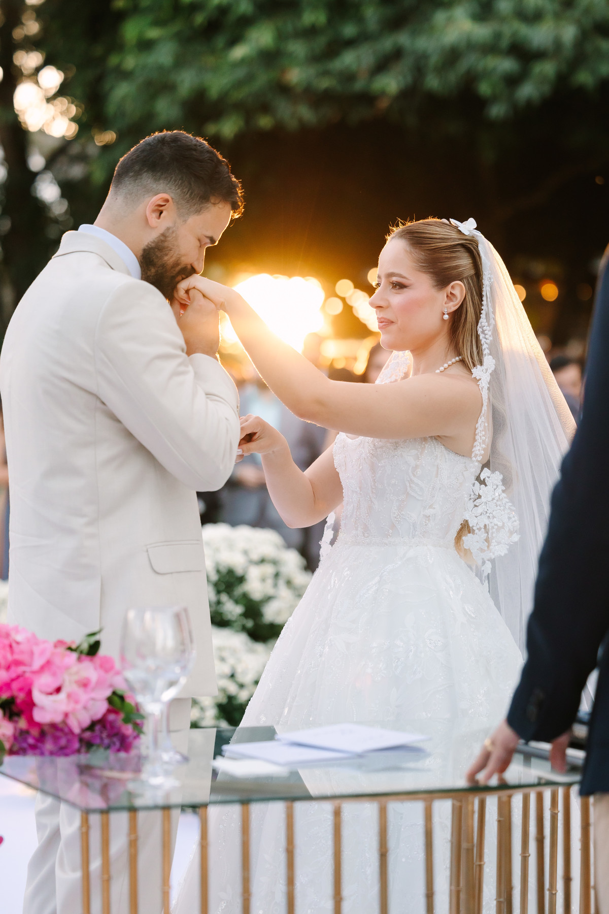 Casamento da Flávia e do Gabriel no Villa Bé, Brasília DF. Vestido Pérola Noivas, decoração Taylla Bastos, penteado Andrezza Penteados e make Letícia Monteiro. Cerimônia ao pôr do sol com atmosfera romântica e elegante.