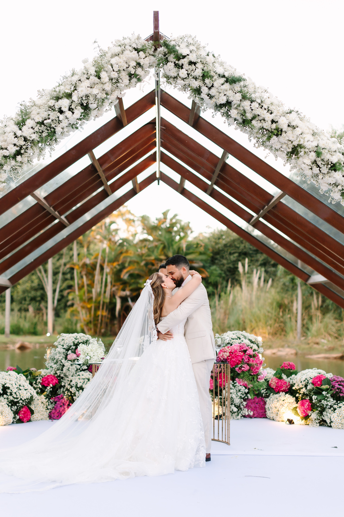 Casamento da Flávia e do Gabriel no Villa Bé, Brasília DF. Vestido Pérola Noivas, decoração Taylla Bastos, penteado Andrezza Penteados e make Letícia Monteiro. Cerimônia ao pôr do sol com atmosfera romântica e elegante.
