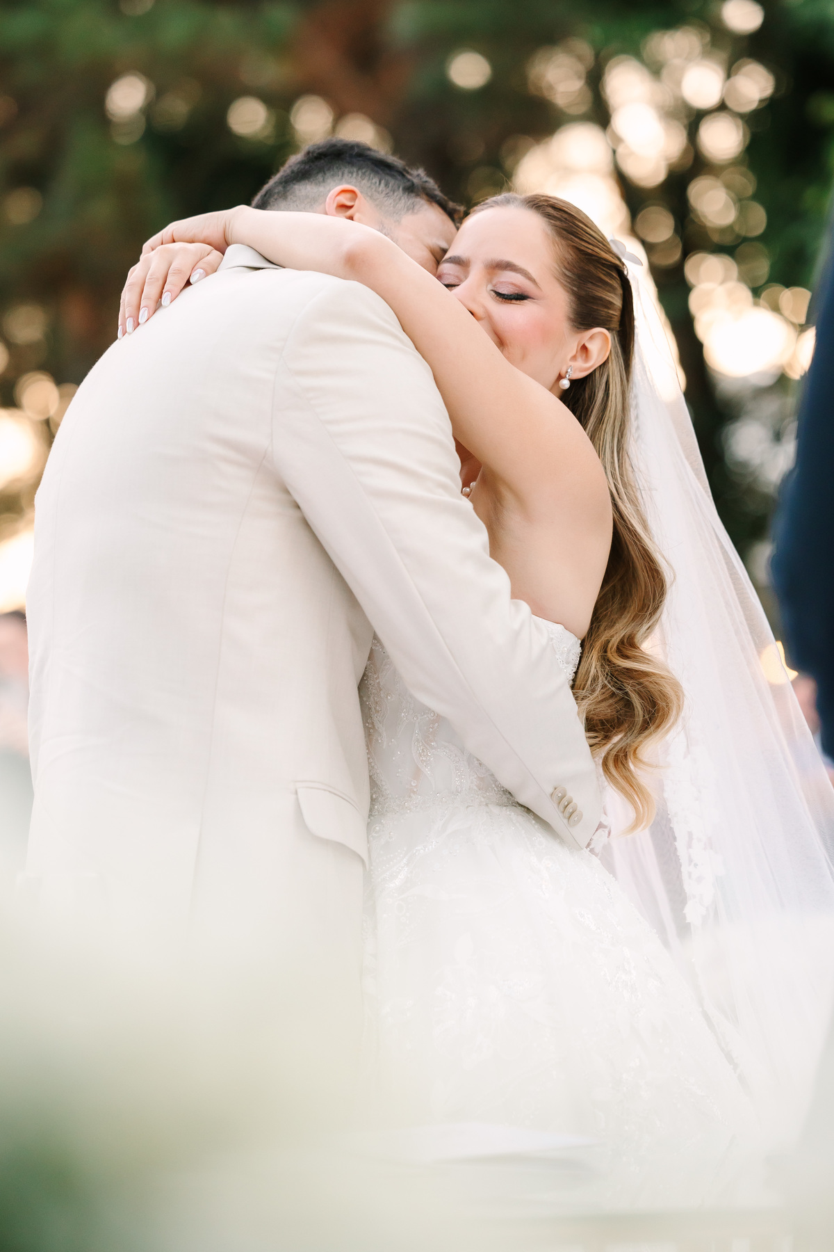 Casamento da Flávia e do Gabriel no Villa Bé, Brasília DF. Vestido Pérola Noivas, decoração Taylla Bastos, penteado Andrezza Penteados e make Letícia Monteiro. Cerimônia ao pôr do sol com atmosfera romântica e elegante.