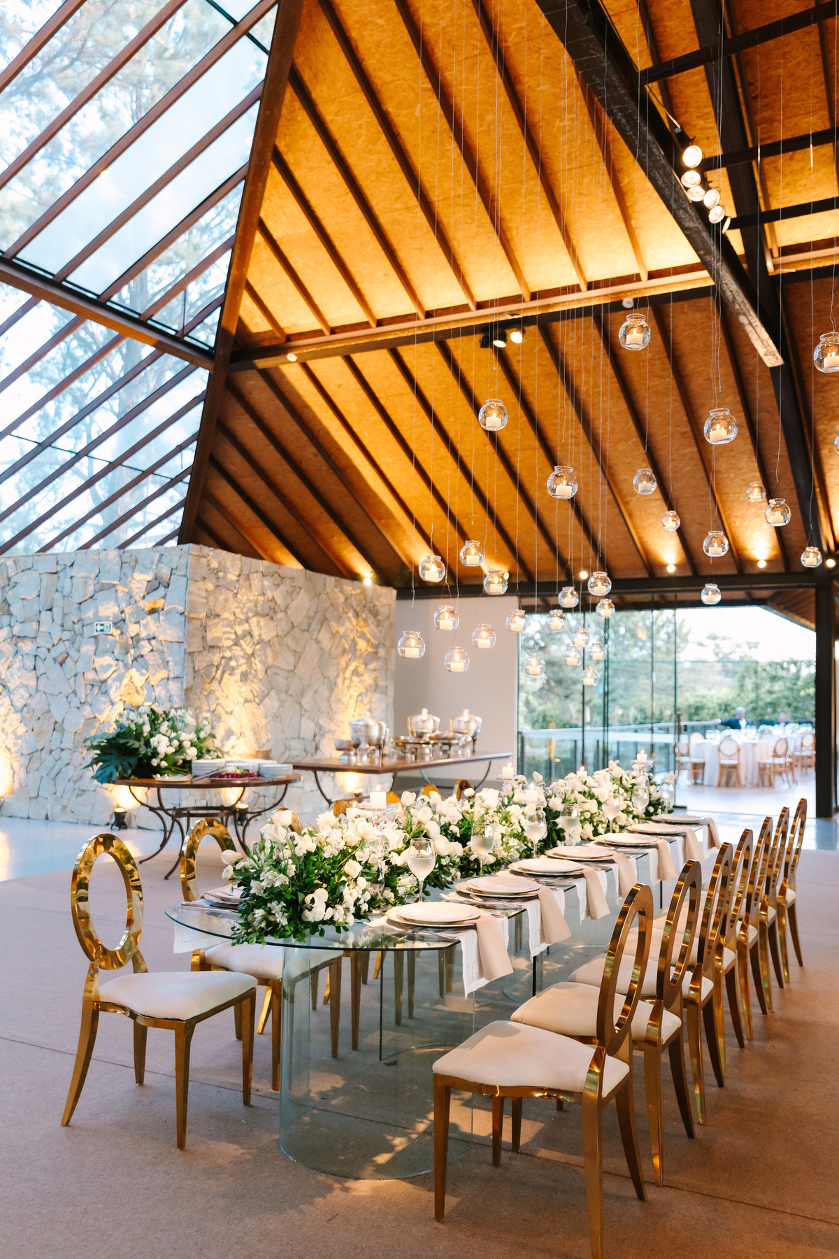 Casamento da Flávia e do Gabriel no Villa Bé, Brasília DF. Vestido Pérola Noivas, decoração Taylla Bastos, penteado Andrezza Penteados e make Letícia Monteiro. Cerimônia ao pôr do sol com atmosfera romântica e elegante.