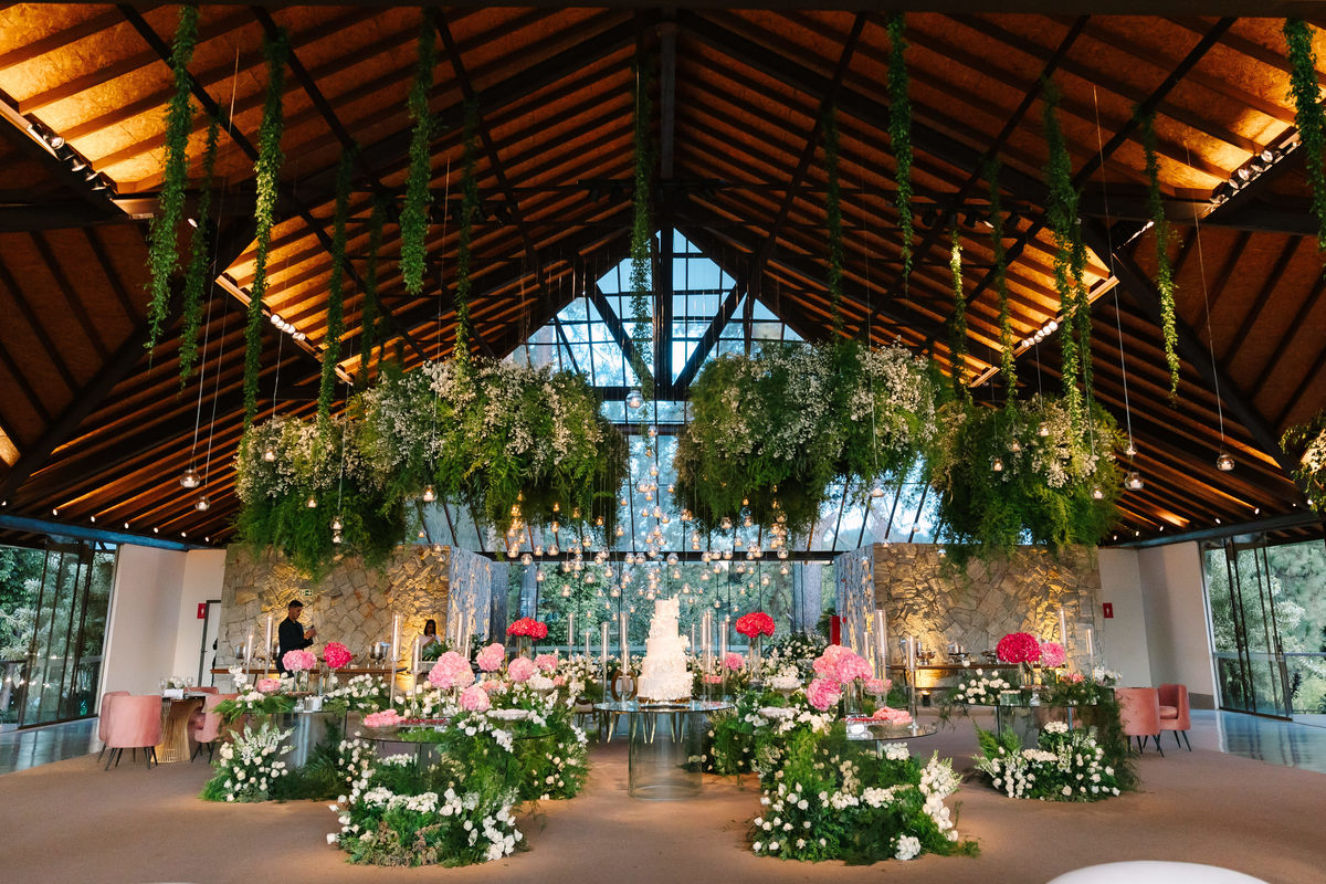 Casamento da Flávia e do Gabriel no Villa Bé, Brasília DF. Vestido Pérola Noivas, decoração Taylla Bastos, penteado Andrezza Penteados e make Letícia Monteiro. Cerimônia ao pôr do sol com atmosfera romântica e elegante.