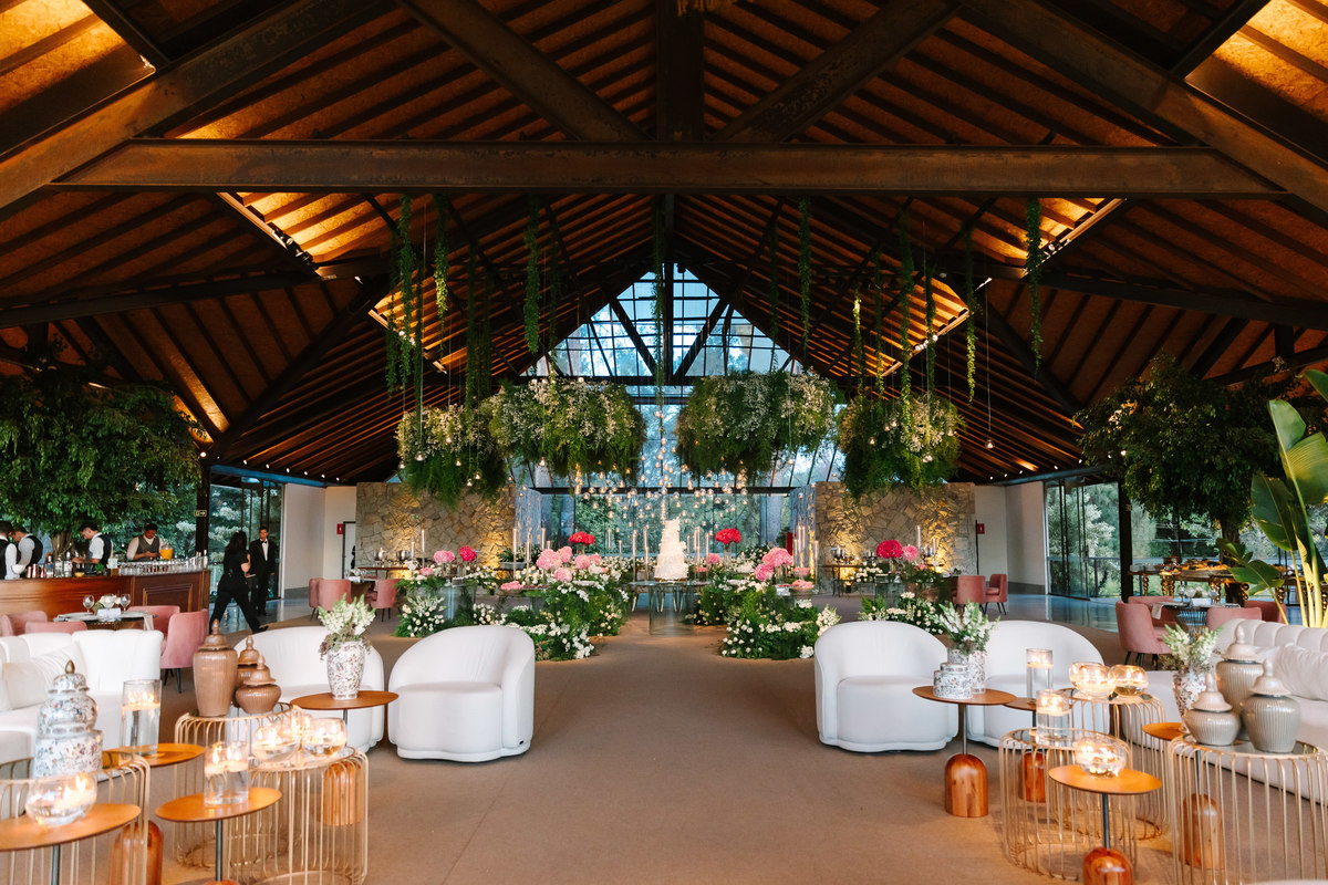 Casamento da Flávia e do Gabriel no Villa Bé, Brasília DF. Vestido Pérola Noivas, decoração Taylla Bastos, penteado Andrezza Penteados e make Letícia Monteiro. Cerimônia ao pôr do sol com atmosfera romântica e elegante.