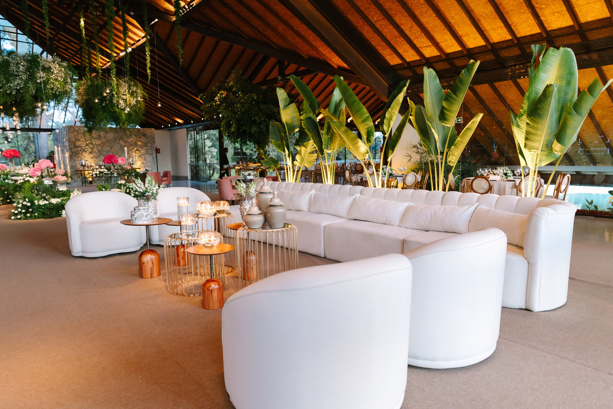 Casamento da Flávia e do Gabriel no Villa Bé, Brasília DF. Vestido Pérola Noivas, decoração Taylla Bastos, penteado Andrezza Penteados e make Letícia Monteiro. Cerimônia ao pôr do sol com atmosfera romântica e elegante.