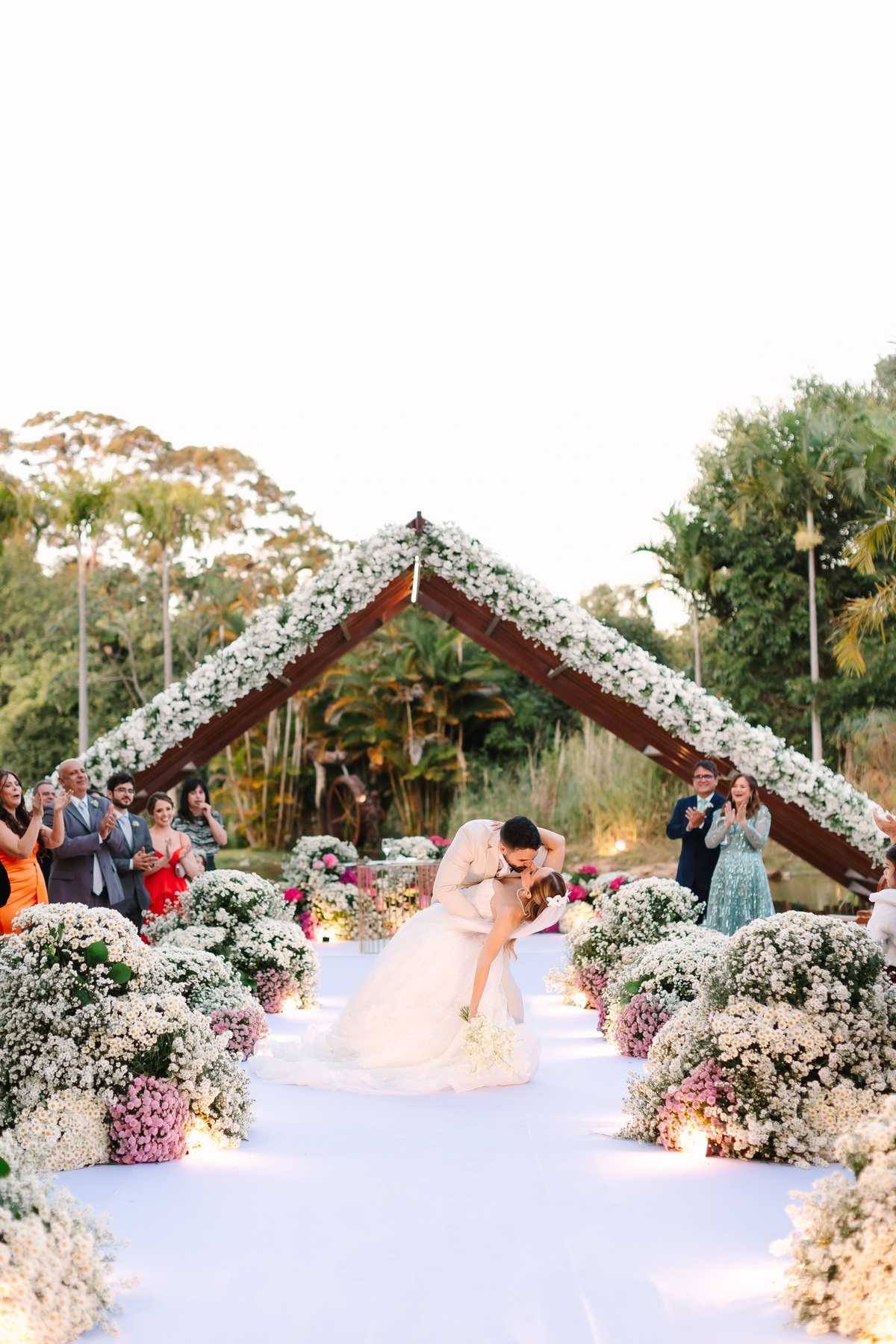 Casamento da Flávia e do Gabriel no Villa Bé, Brasília DF. Vestido Pérola Noivas, decoração Taylla Bastos, penteado Andrezza Penteados e make Letícia Monteiro. Cerimônia ao pôr do sol com atmosfera romântica e elegante.