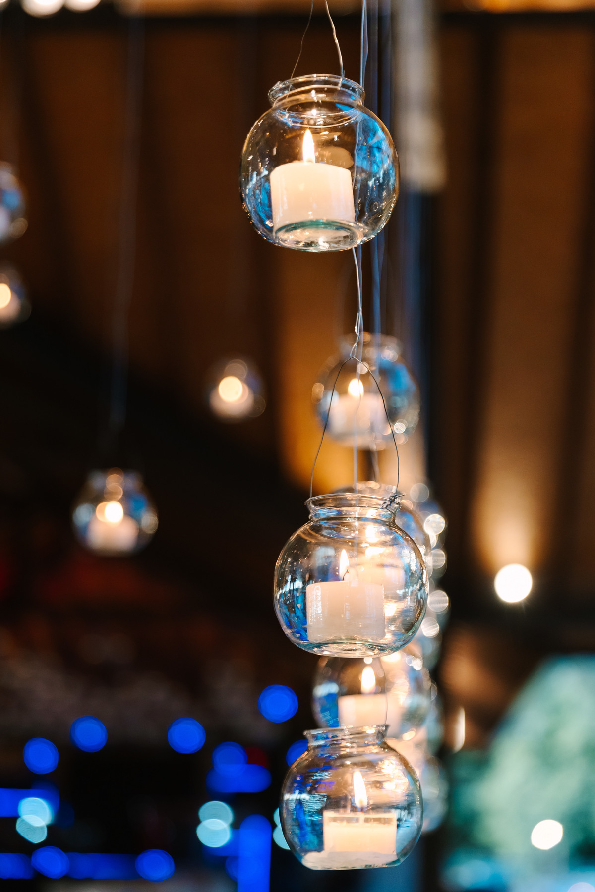 Casamento da Flávia e do Gabriel no Villa Bé, Brasília DF. Vestido Pérola Noivas, decoração Taylla Bastos, penteado Andrezza Penteados e make Letícia Monteiro. Cerimônia ao pôr do sol com atmosfera romântica e elegante.