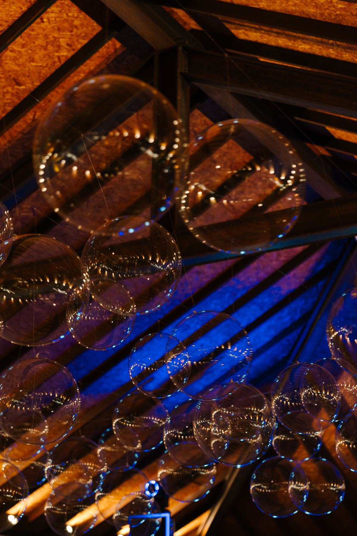 Casamento da Flávia e do Gabriel no Villa Bé, Brasília DF. Vestido Pérola Noivas, decoração Taylla Bastos, penteado Andrezza Penteados e make Letícia Monteiro. Cerimônia ao pôr do sol com atmosfera romântica e elegante.