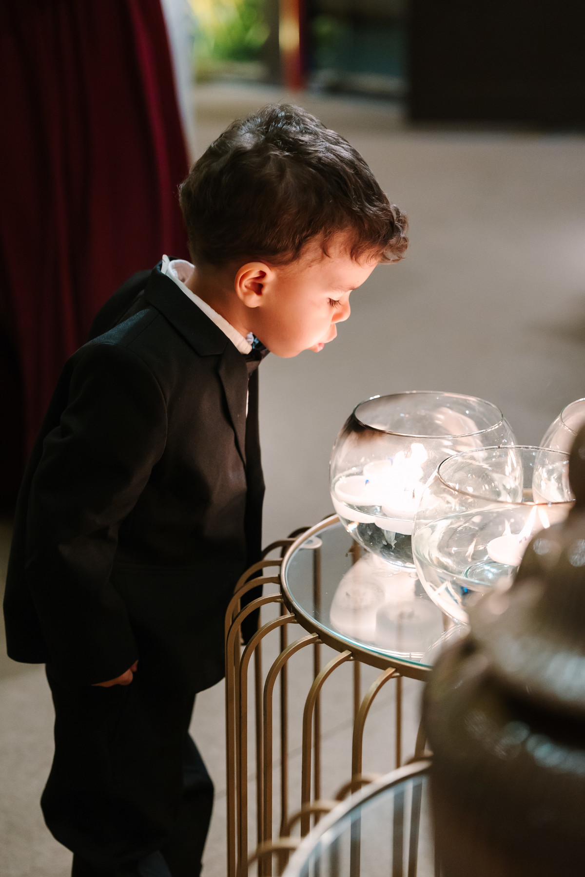 Casamento da Flávia e do Gabriel no Villa Bé, Brasília DF. Vestido Pérola Noivas, decoração Taylla Bastos, penteado Andrezza Penteados e make Letícia Monteiro. Cerimônia ao pôr do sol com atmosfera romântica e elegante.