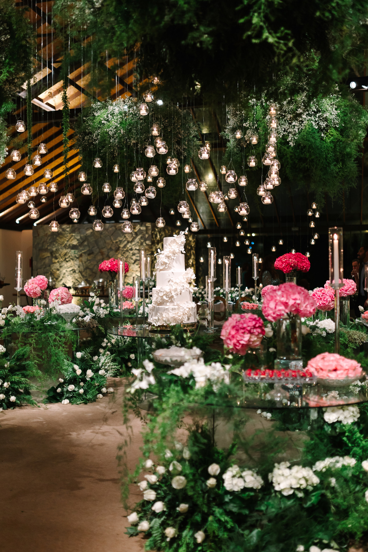 Casamento da Flávia e do Gabriel no Villa Bé, Brasília DF. Vestido Pérola Noivas, decoração Taylla Bastos, penteado Andrezza Penteados e make Letícia Monteiro. Cerimônia ao pôr do sol com atmosfera romântica e elegante.