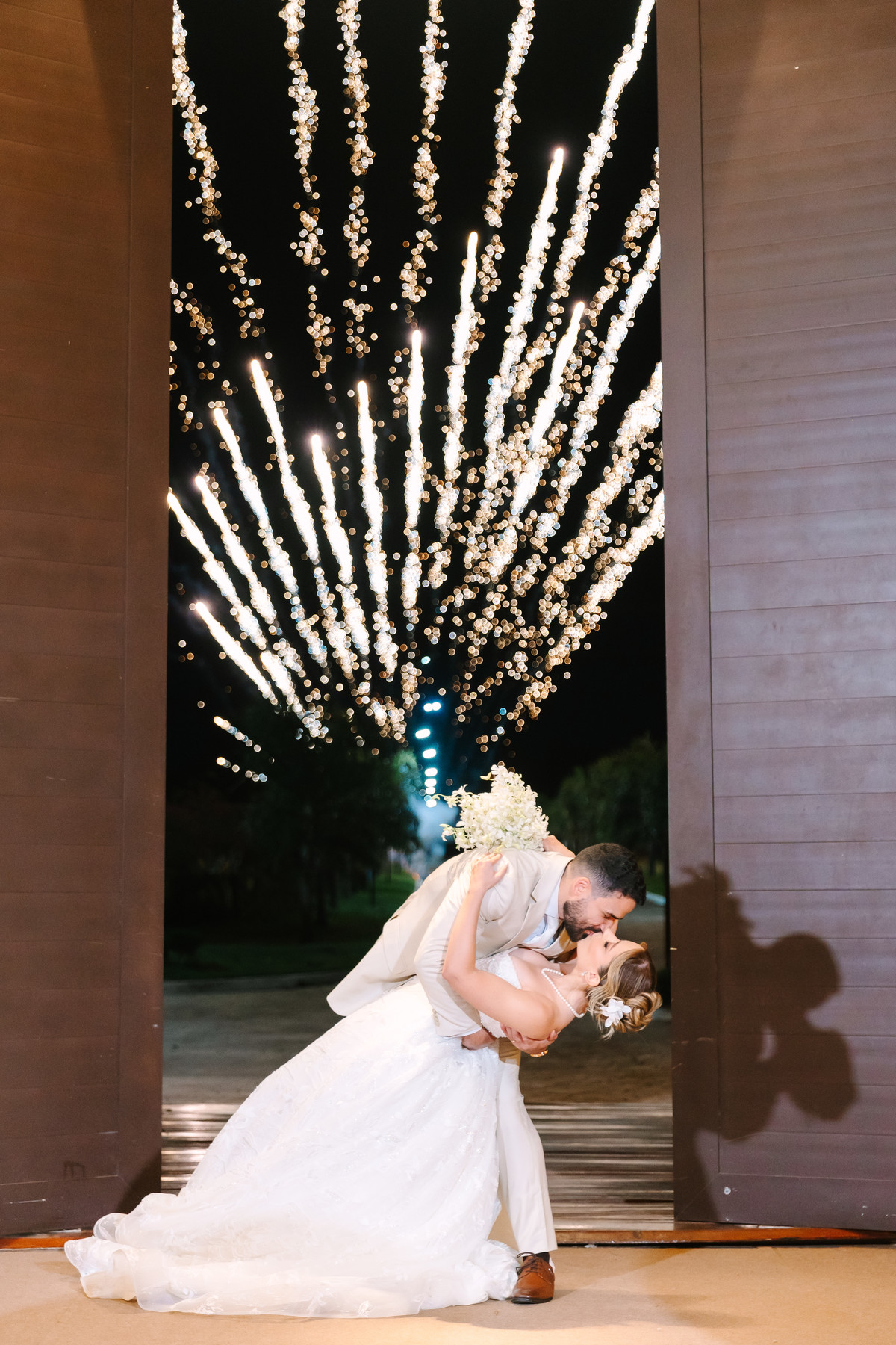 Casamento da Flávia e do Gabriel no Villa Bé, Brasília DF. Vestido Pérola Noivas, decoração Taylla Bastos, penteado Andrezza Penteados e make Letícia Monteiro. Cerimônia ao pôr do sol com atmosfera romântica e elegante.