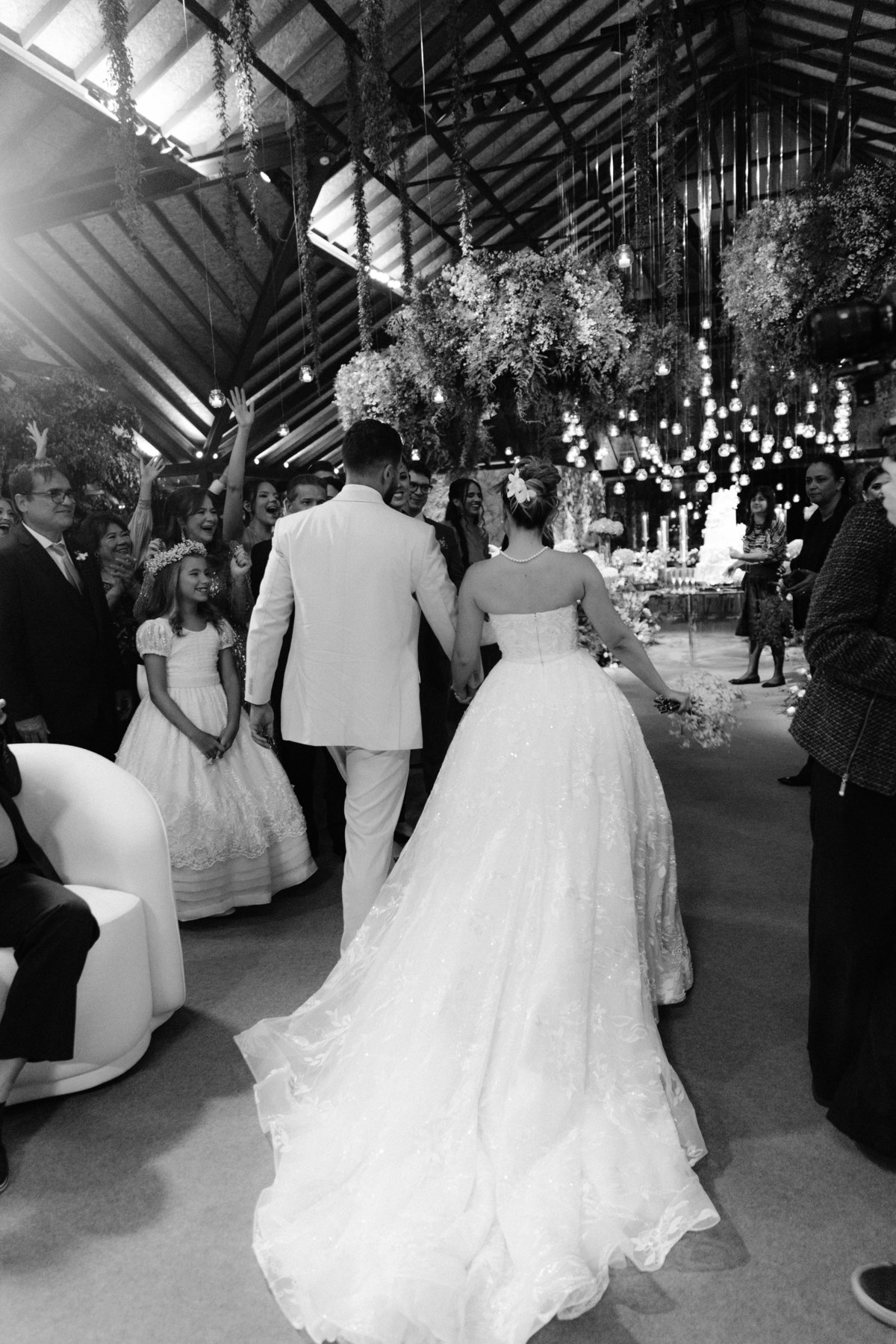 Casamento da Flávia e do Gabriel no Villa Bé, Brasília DF. Vestido Pérola Noivas, decoração Taylla Bastos, penteado Andrezza Penteados e make Letícia Monteiro. Cerimônia ao pôr do sol com atmosfera romântica e elegante.