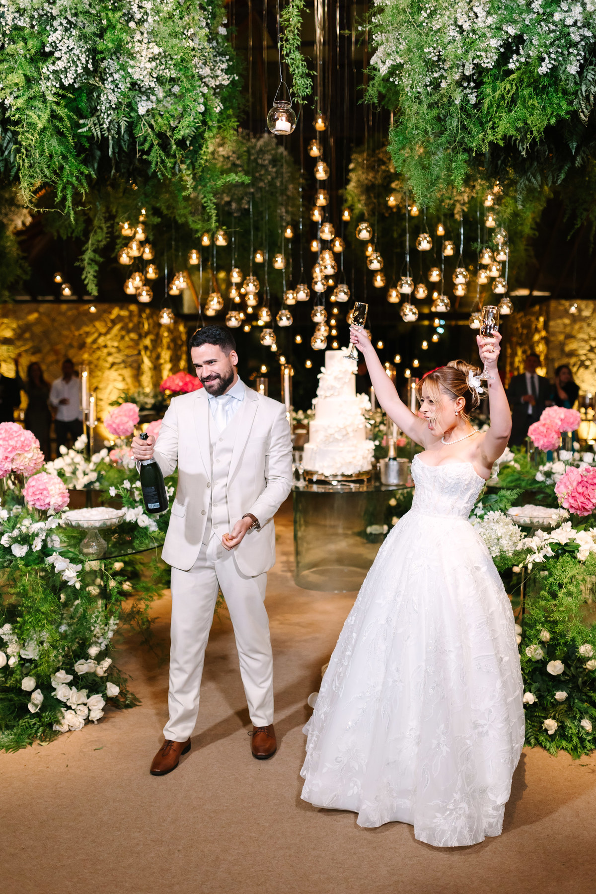 Casamento da Flávia e do Gabriel no Villa Bé, Brasília DF. Vestido Pérola Noivas, decoração Taylla Bastos, penteado Andrezza Penteados e make Letícia Monteiro. Cerimônia ao pôr do sol com atmosfera romântica e elegante.