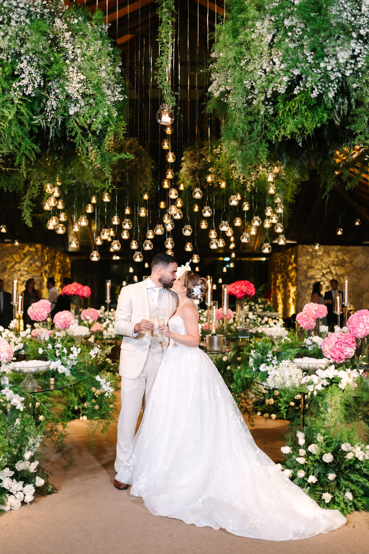 Casamento da Flávia e do Gabriel no Villa Bé, Brasília DF. Vestido Pérola Noivas, decoração Taylla Bastos, penteado Andrezza Penteados e make Letícia Monteiro. Cerimônia ao pôr do sol com atmosfera romântica e elegante.