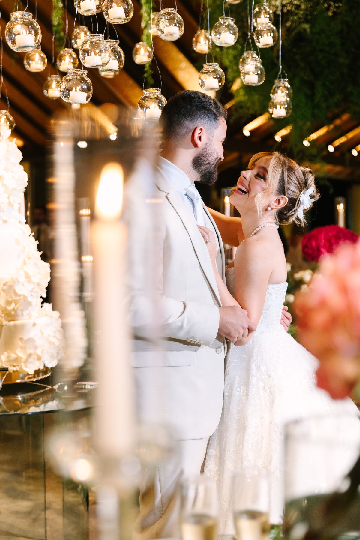 Casamento da Flávia e do Gabriel no Villa Bé, Brasília DF. Vestido Pérola Noivas, decoração Taylla Bastos, penteado Andrezza Penteados e make Letícia Monteiro. Cerimônia ao pôr do sol com atmosfera romântica e elegante.