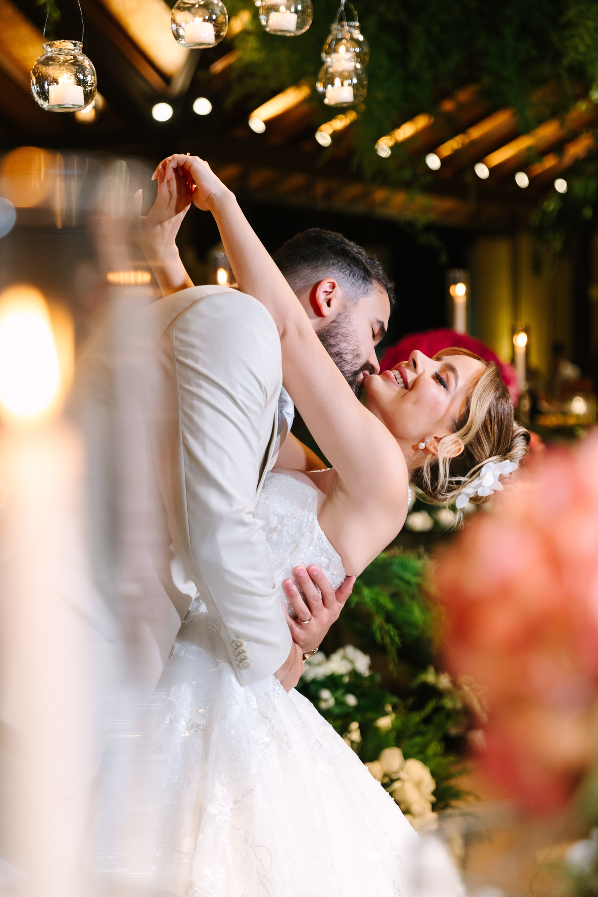 Casamento da Flávia e do Gabriel no Villa Bé, Brasília DF. Vestido Pérola Noivas, decoração Taylla Bastos, penteado Andrezza Penteados e make Letícia Monteiro. Cerimônia ao pôr do sol com atmosfera romântica e elegante.