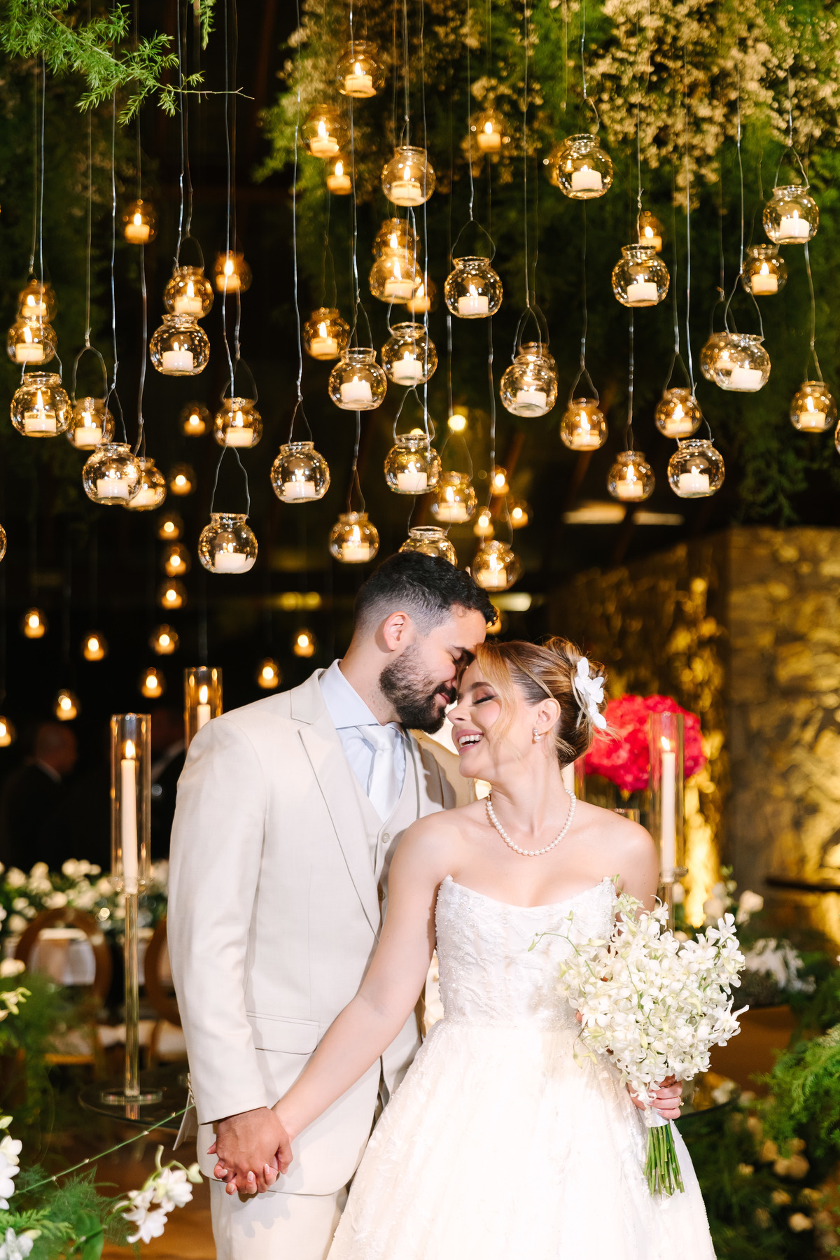 Casamento da Flávia e do Gabriel no Villa Bé, Brasília DF. Vestido Pérola Noivas, decoração Taylla Bastos, penteado Andrezza Penteados e make Letícia Monteiro. Cerimônia ao pôr do sol com atmosfera romântica e elegante.