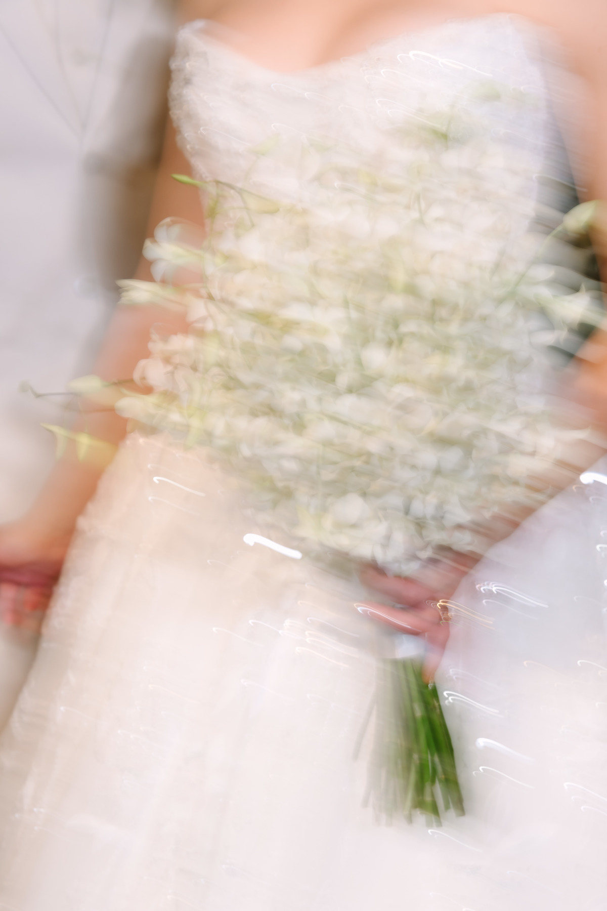 Casamento da Flávia e do Gabriel no Villa Bé, Brasília DF. Vestido Pérola Noivas, decoração Taylla Bastos, penteado Andrezza Penteados e make Letícia Monteiro. Cerimônia ao pôr do sol com atmosfera romântica e elegante.