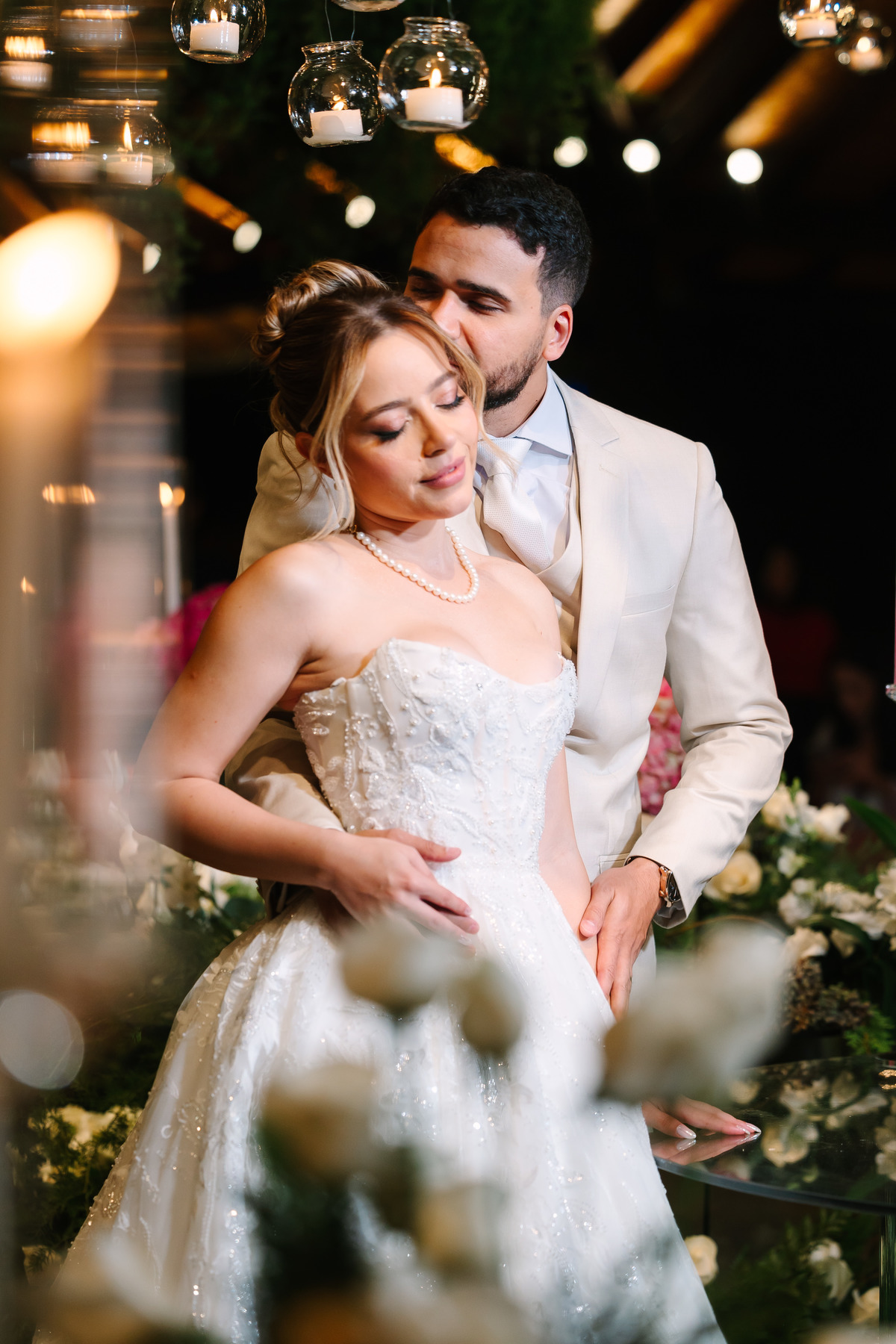 Casamento da Flávia e do Gabriel no Villa Bé, Brasília DF. Vestido Pérola Noivas, decoração Taylla Bastos, penteado Andrezza Penteados e make Letícia Monteiro. Cerimônia ao pôr do sol com atmosfera romântica e elegante.