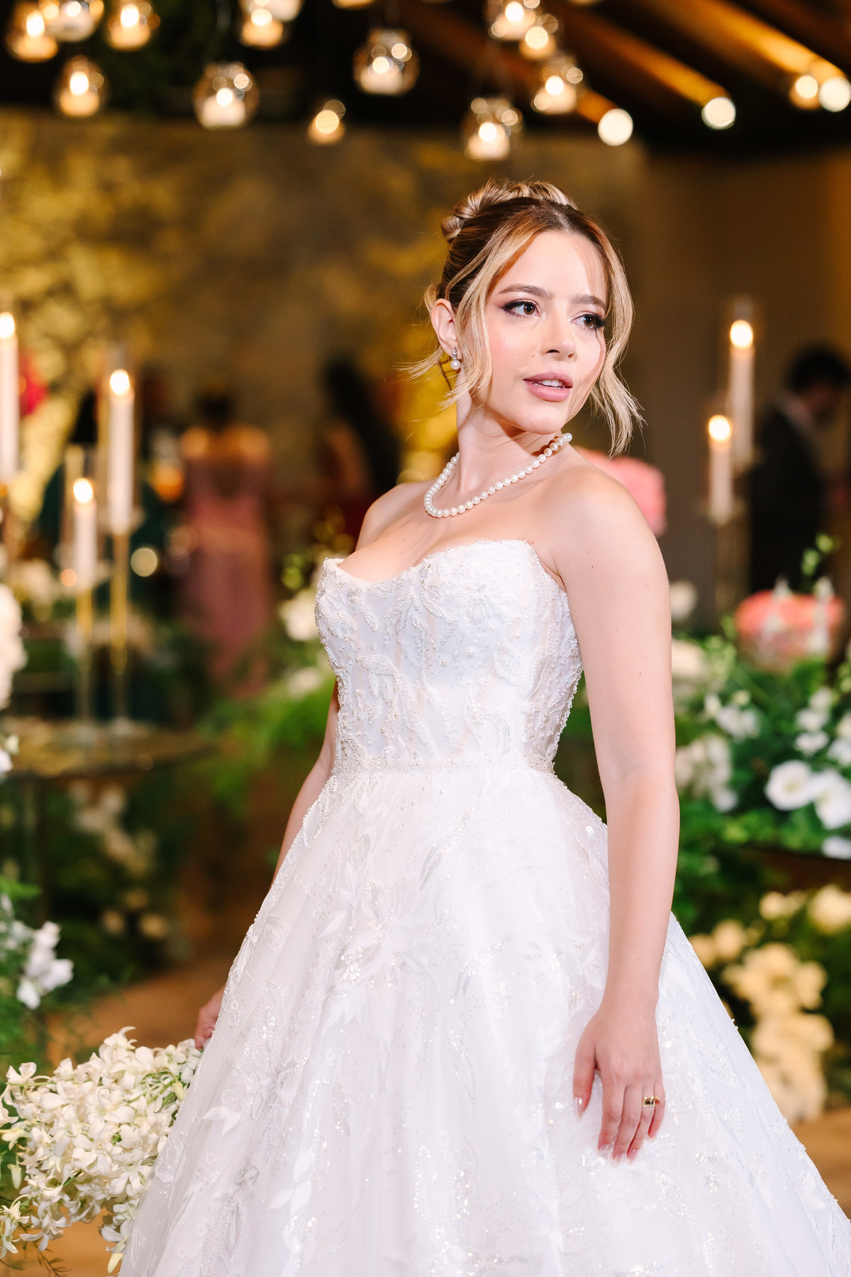 Casamento da Flávia e do Gabriel no Villa Bé, Brasília DF. Vestido Pérola Noivas, decoração Taylla Bastos, penteado Andrezza Penteados e make Letícia Monteiro. Cerimônia ao pôr do sol com atmosfera romântica e elegante.