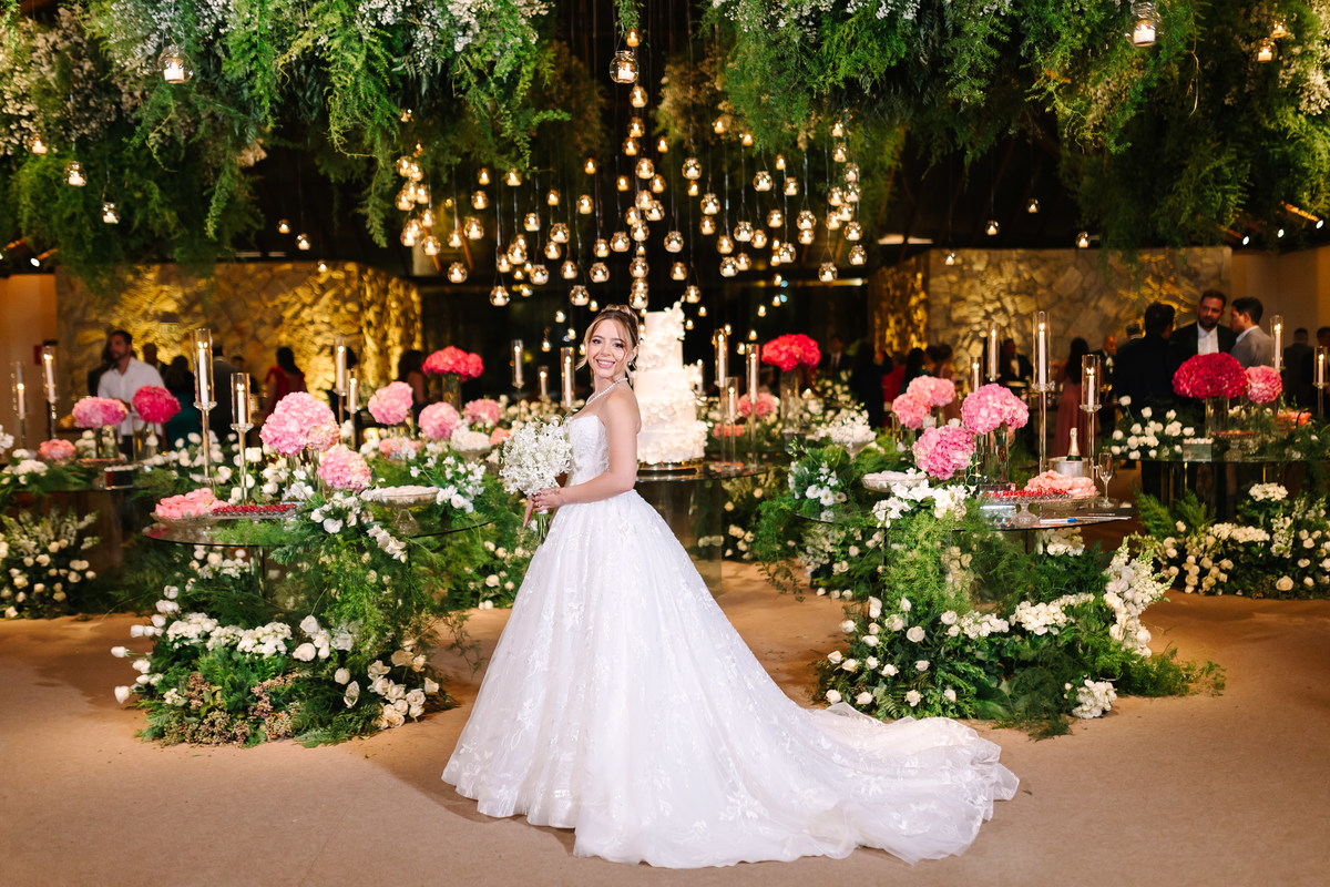 Casamento da Flávia e do Gabriel no Villa Bé, Brasília DF. Vestido Pérola Noivas, decoração Taylla Bastos, penteado Andrezza Penteados e make Letícia Monteiro. Cerimônia ao pôr do sol com atmosfera romântica e elegante.