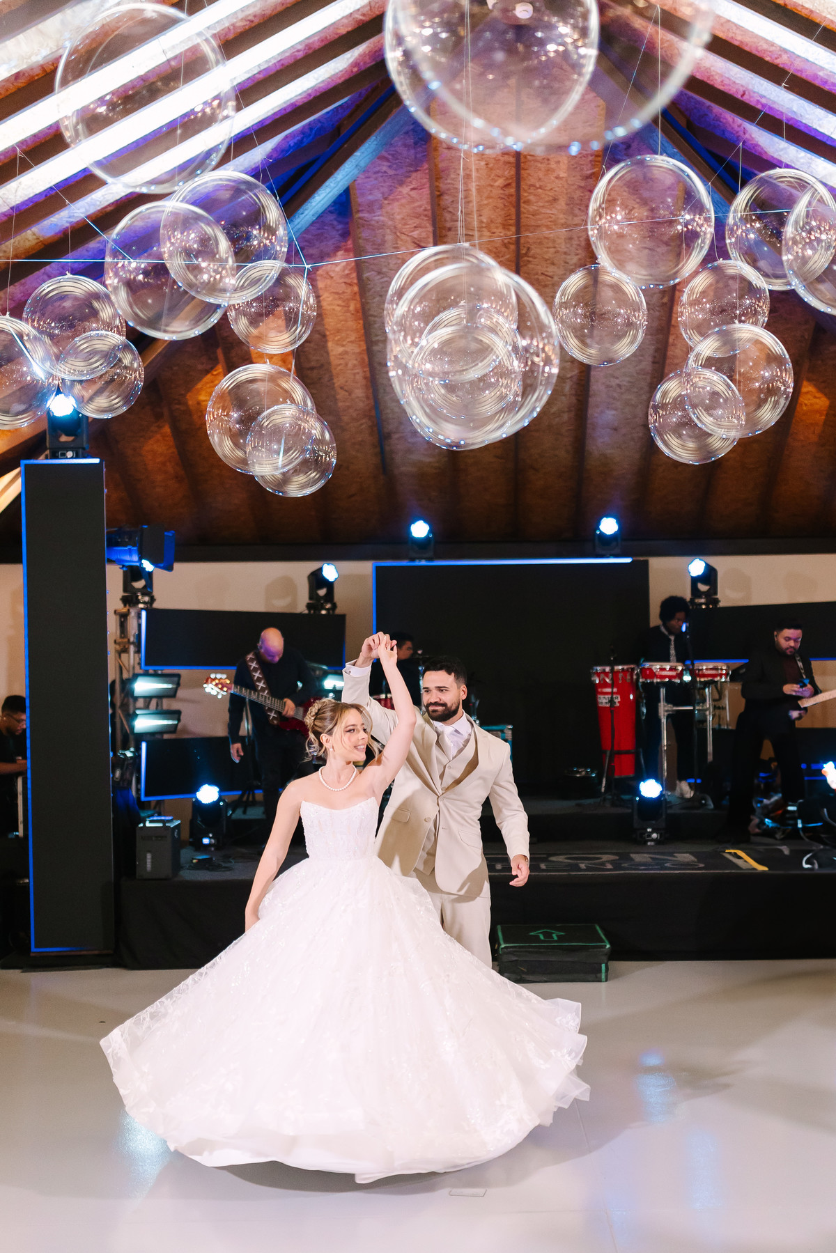 Casamento da Flávia e do Gabriel no Villa Bé, Brasília DF. Vestido Pérola Noivas, decoração Taylla Bastos, penteado Andrezza Penteados e make Letícia Monteiro. Cerimônia ao pôr do sol com atmosfera romântica e elegante.