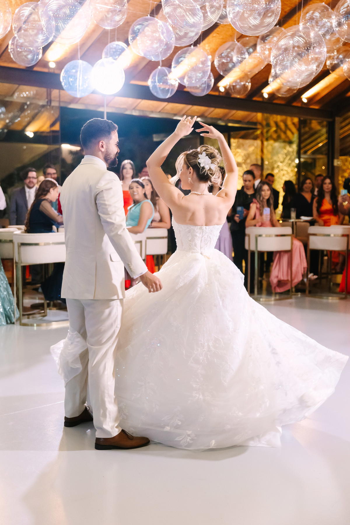 Casamento da Flávia e do Gabriel no Villa Bé, Brasília DF. Vestido Pérola Noivas, decoração Taylla Bastos, penteado Andrezza Penteados e make Letícia Monteiro. Cerimônia ao pôr do sol com atmosfera romântica e elegante.