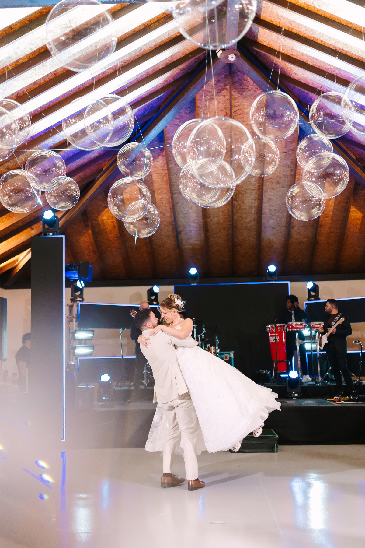 Casamento da Flávia e do Gabriel no Villa Bé, Brasília DF. Vestido Pérola Noivas, decoração Taylla Bastos, penteado Andrezza Penteados e make Letícia Monteiro. Cerimônia ao pôr do sol com atmosfera romântica e elegante.