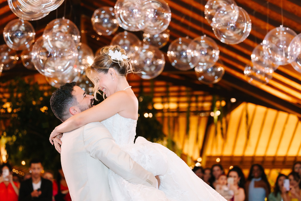 Casamento da Flávia e do Gabriel no Villa Bé, Brasília DF. Vestido Pérola Noivas, decoração Taylla Bastos, penteado Andrezza Penteados e make Letícia Monteiro. Cerimônia ao pôr do sol com atmosfera romântica e elegante.