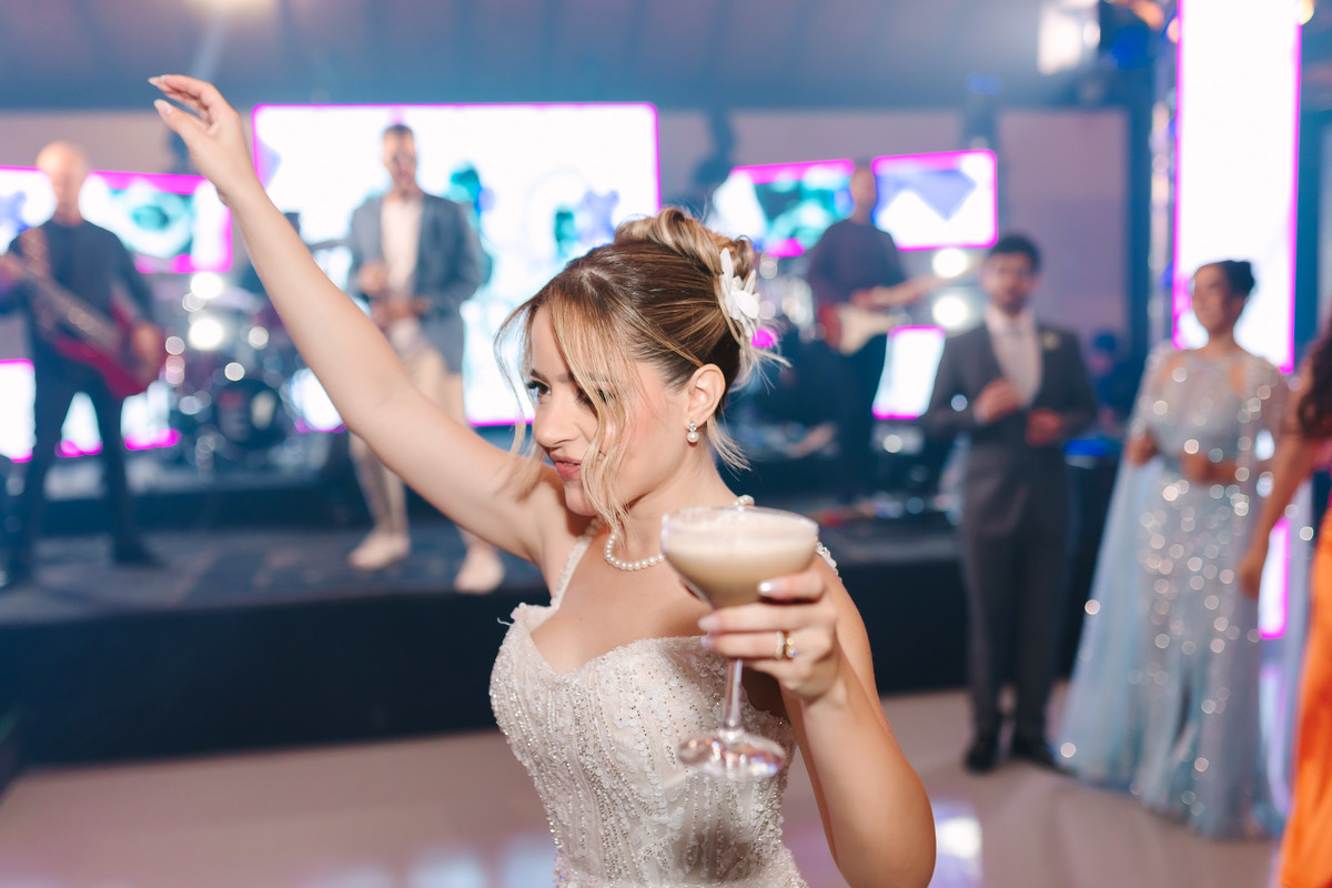Casamento da Flávia e do Gabriel no Villa Bé, Brasília DF. Vestido Pérola Noivas, decoração Taylla Bastos, penteado Andrezza Penteados e make Letícia Monteiro. Cerimônia ao pôr do sol com atmosfera romântica e elegante.