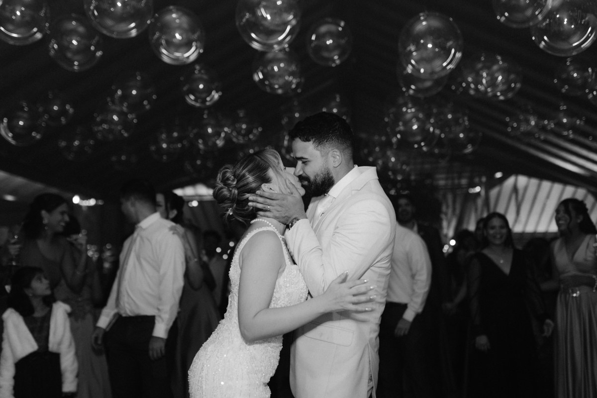 Casamento da Flávia e do Gabriel no Villa Bé, Brasília DF. Vestido Pérola Noivas, decoração Taylla Bastos, penteado Andrezza Penteados e make Letícia Monteiro. Cerimônia ao pôr do sol com atmosfera romântica e elegante.