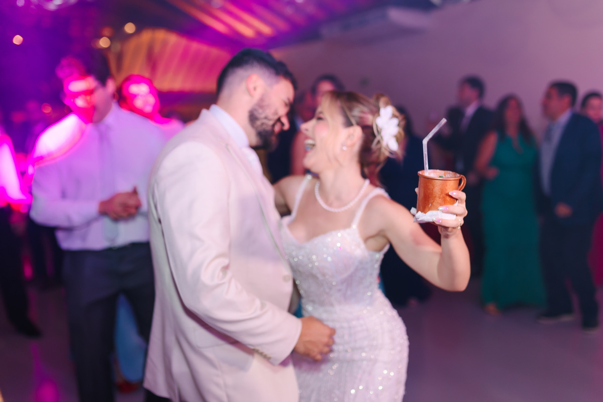 Casamento da Flávia e do Gabriel no Villa Bé, Brasília DF. Vestido Pérola Noivas, decoração Taylla Bastos, penteado Andrezza Penteados e make Letícia Monteiro. Cerimônia ao pôr do sol com atmosfera romântica e elegante.