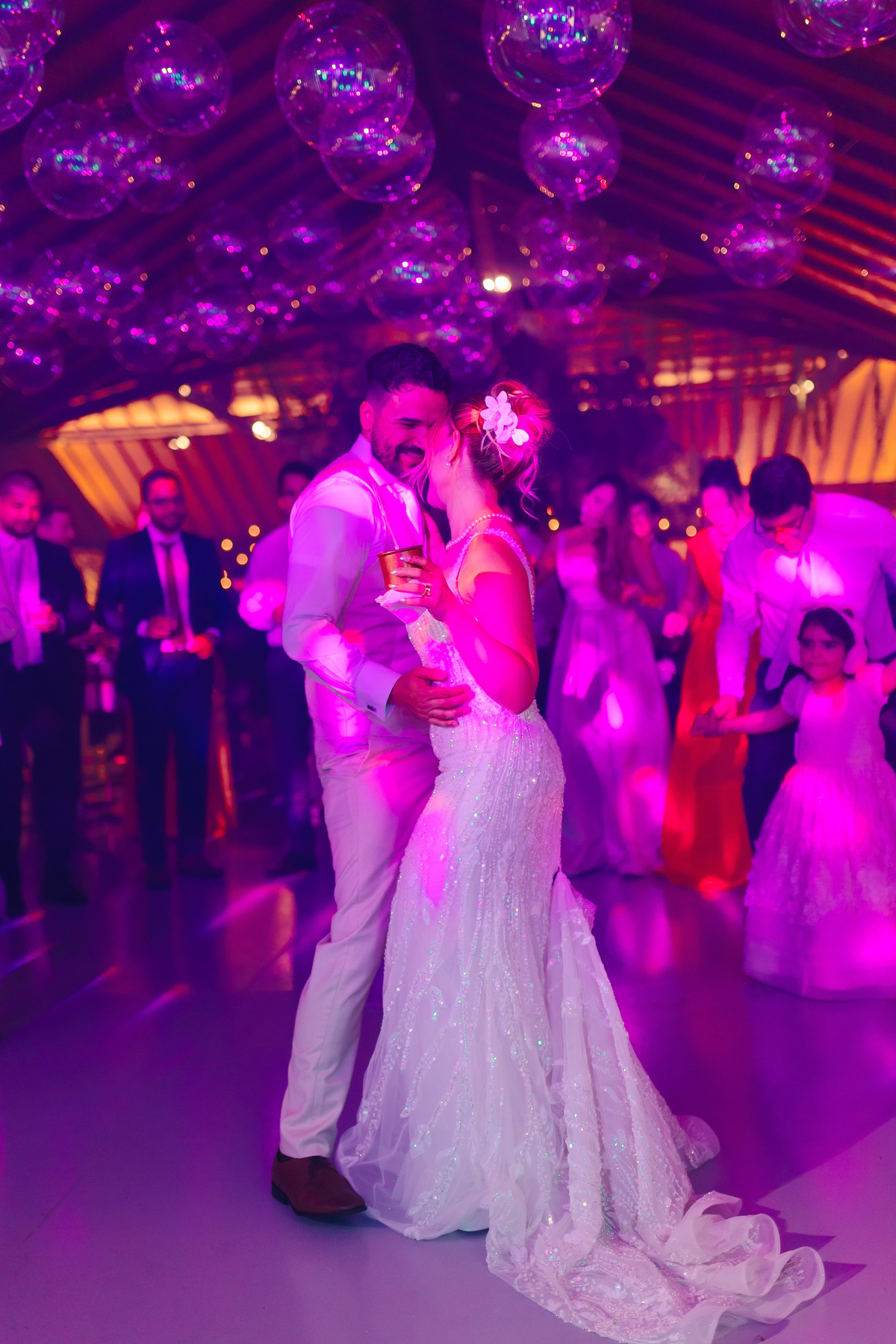 Casamento da Flávia e do Gabriel no Villa Bé, Brasília DF. Vestido Pérola Noivas, decoração Taylla Bastos, penteado Andrezza Penteados e make Letícia Monteiro. Cerimônia ao pôr do sol com atmosfera romântica e elegante.