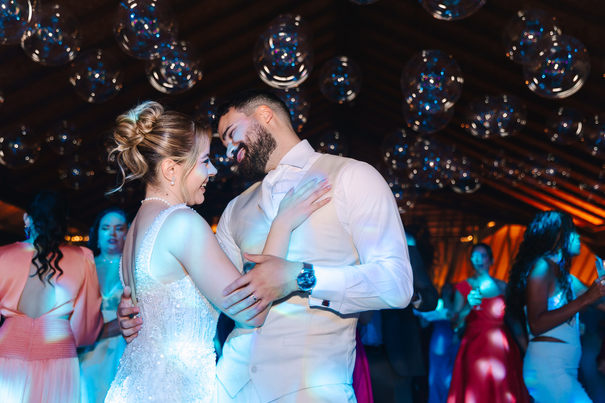 Casamento da Flávia e do Gabriel no Villa Bé, Brasília DF. Vestido Pérola Noivas, decoração Taylla Bastos, penteado Andrezza Penteados e make Letícia Monteiro. Cerimônia ao pôr do sol com atmosfera romântica e elegante.