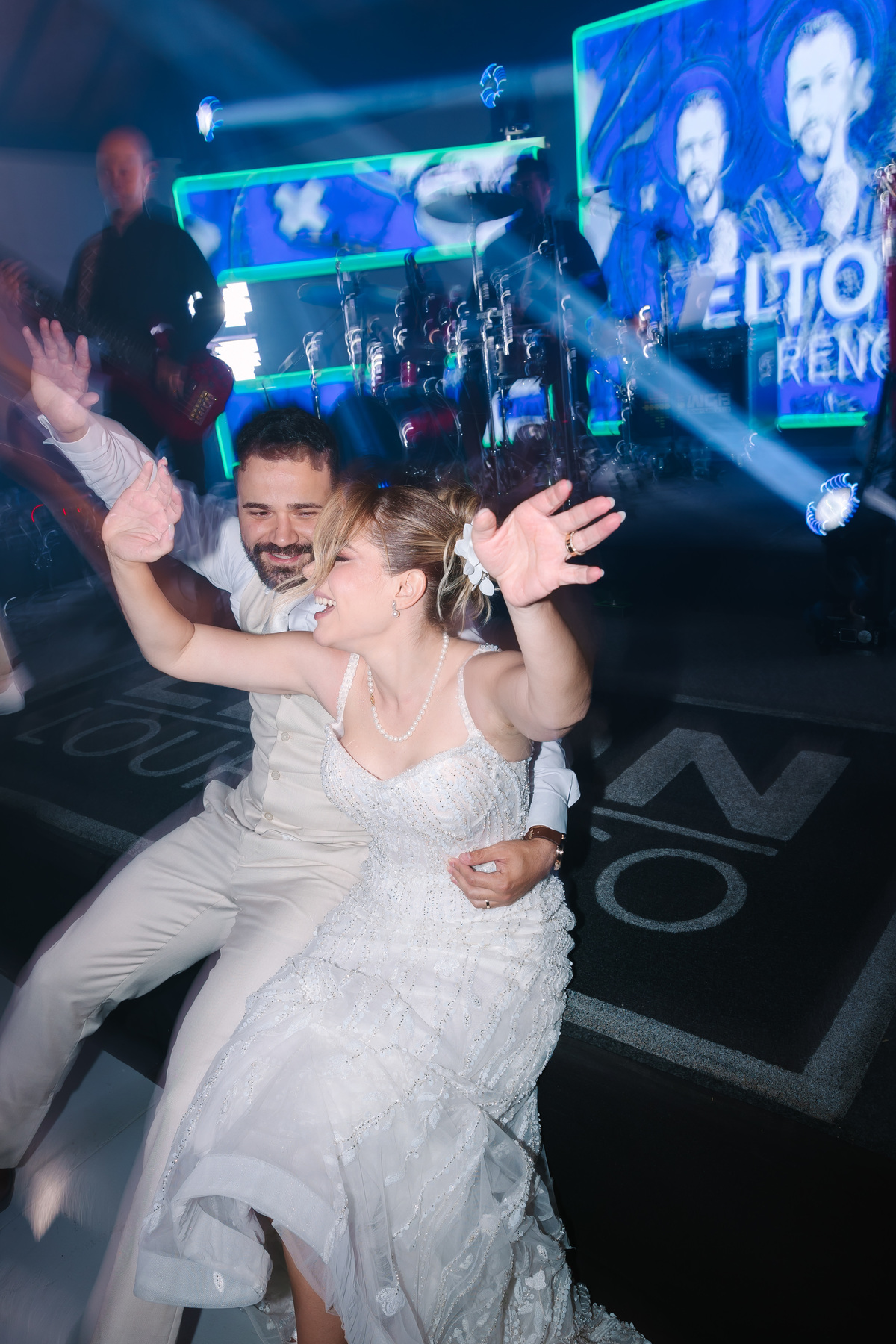 Casamento da Flávia e do Gabriel no Villa Bé, Brasília DF. Vestido Pérola Noivas, decoração Taylla Bastos, penteado Andrezza Penteados e make Letícia Monteiro. Cerimônia ao pôr do sol com atmosfera romântica e elegante.