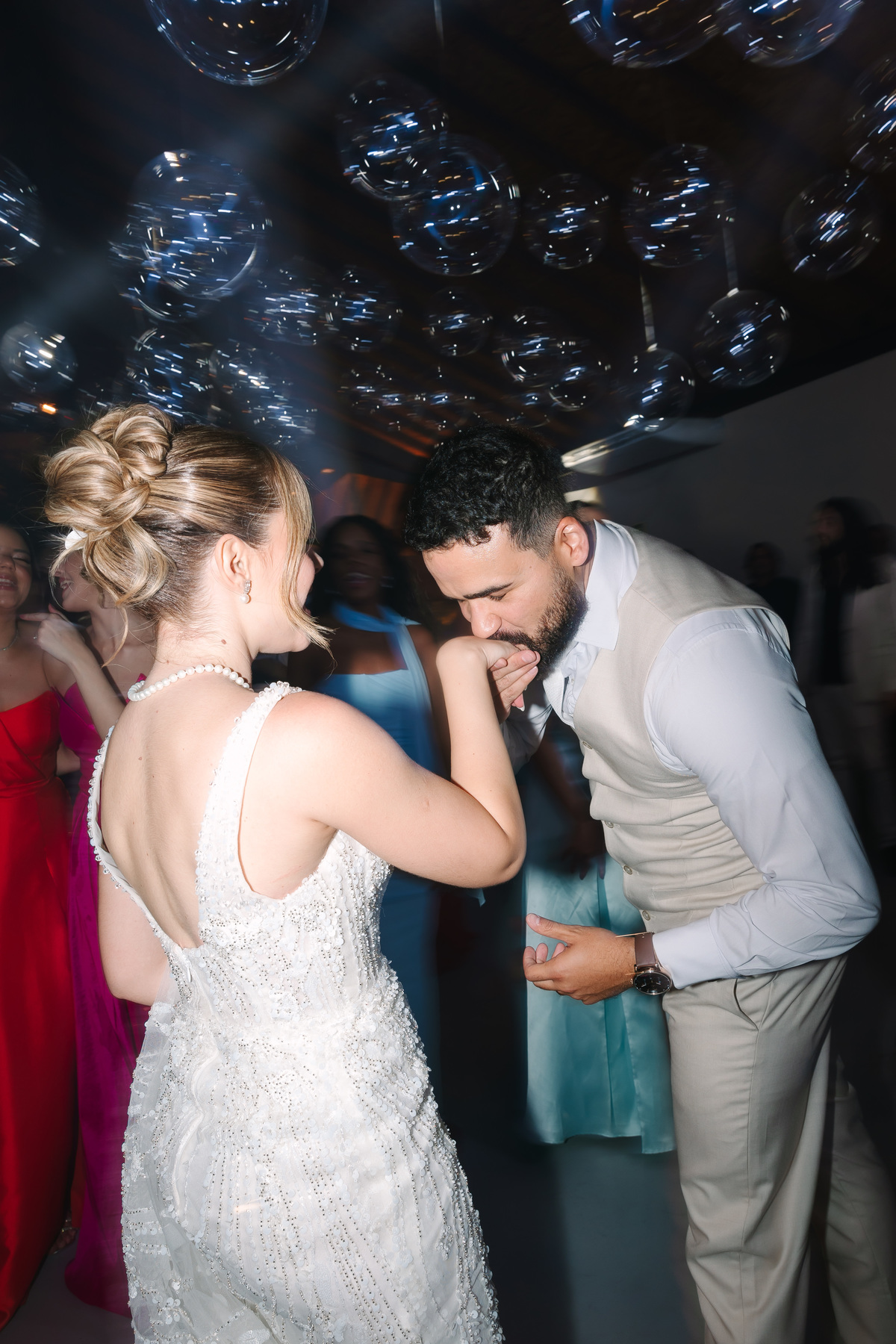 Casamento da Flávia e do Gabriel no Villa Bé, Brasília DF. Vestido Pérola Noivas, decoração Taylla Bastos, penteado Andrezza Penteados e make Letícia Monteiro. Cerimônia ao pôr do sol com atmosfera romântica e elegante.