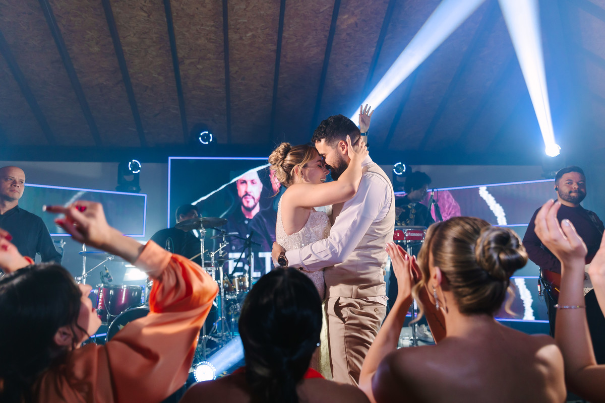 Casamento da Flávia e do Gabriel no Villa Bé, Brasília DF. Vestido Pérola Noivas, decoração Taylla Bastos, penteado Andrezza Penteados e make Letícia Monteiro. Cerimônia ao pôr do sol com atmosfera romântica e elegante.
