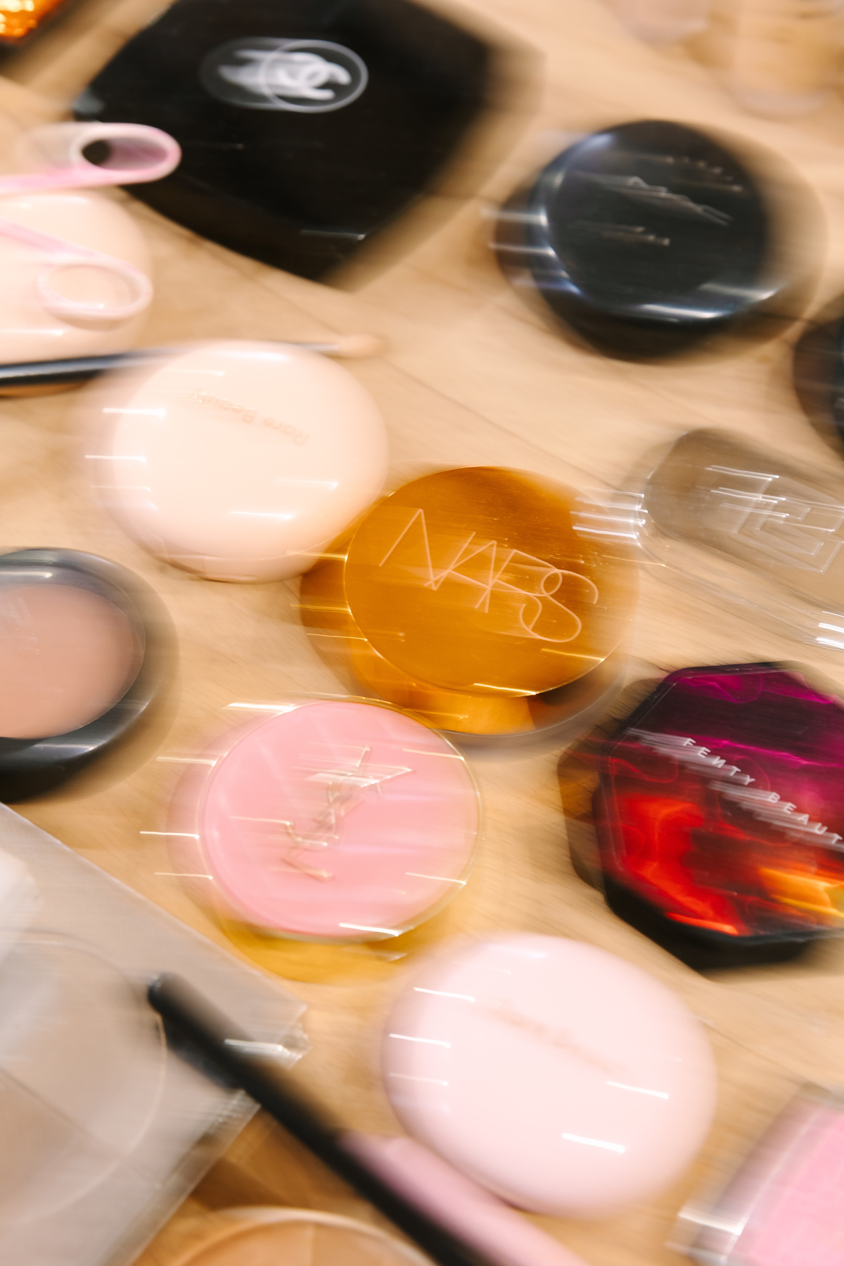 Casamento da Flávia e do Gabriel no Villa Bé, Brasília DF. Vestido Pérola Noivas, decoração Taylla Bastos, penteado Andrezza Penteados e make Letícia Monteiro. Cerimônia ao pôr do sol com atmosfera romântica e elegante.