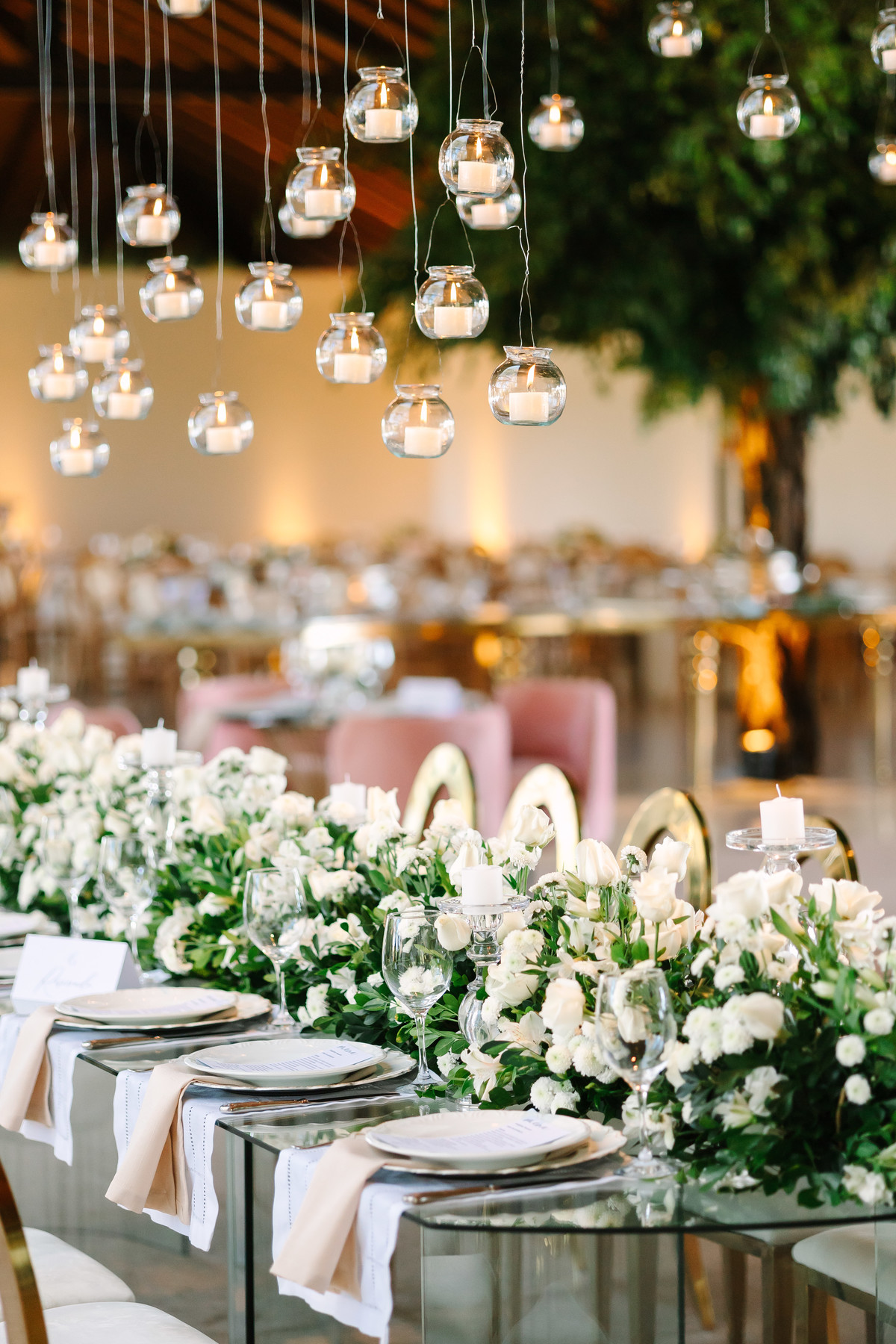 Casamento da Flávia e do Gabriel no Villa Bé, Brasília DF. Vestido Pérola Noivas, decoração Taylla Bastos, penteado Andrezza Penteados e make Letícia Monteiro. Cerimônia ao pôr do sol com atmosfera romântica e elegante.