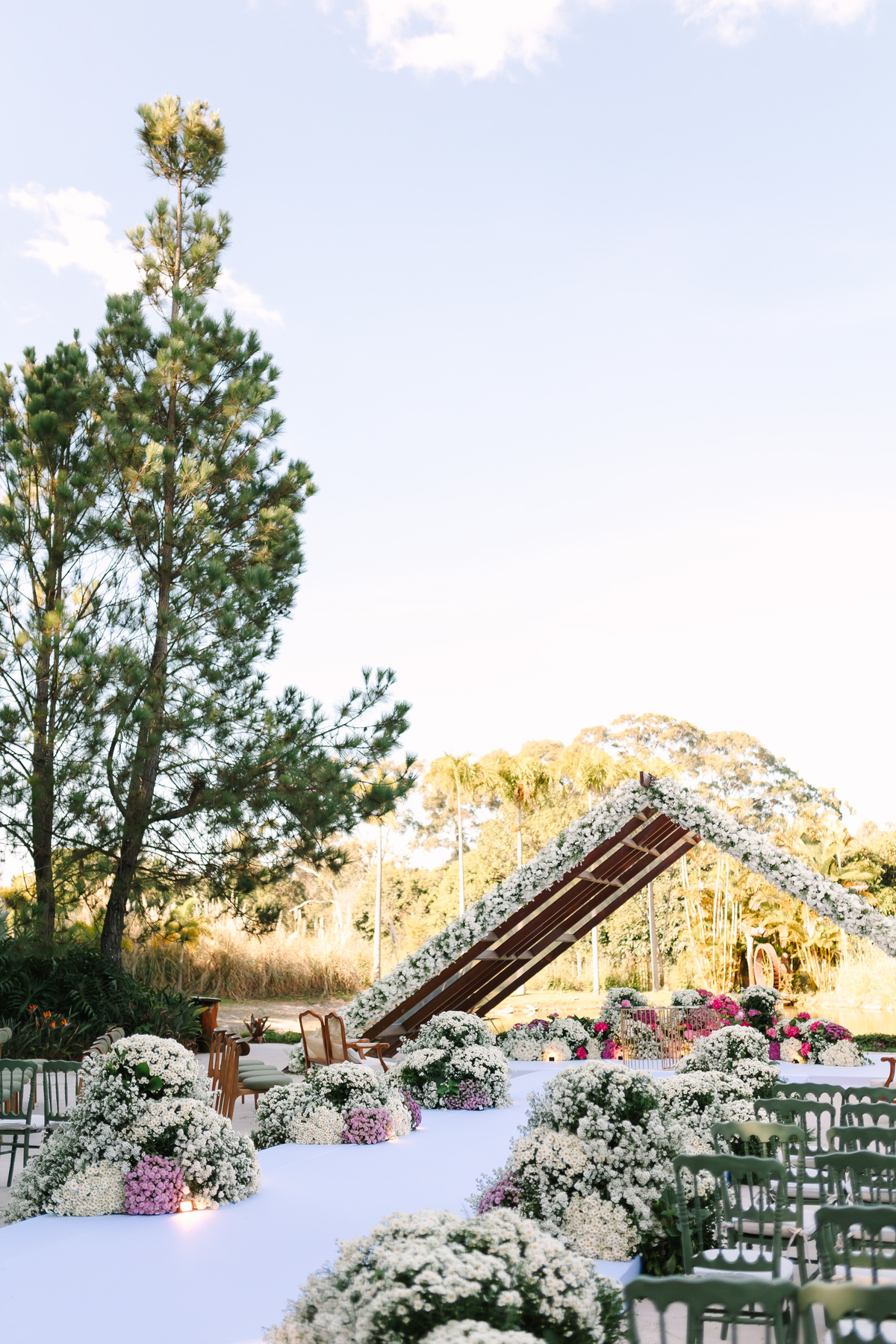 Casamento da Flávia e do Gabriel no Villa Bé, Brasília DF. Vestido Pérola Noivas, decoração Taylla Bastos, penteado Andrezza Penteados e make Letícia Monteiro. Cerimônia ao pôr do sol com atmosfera romântica e elegante.