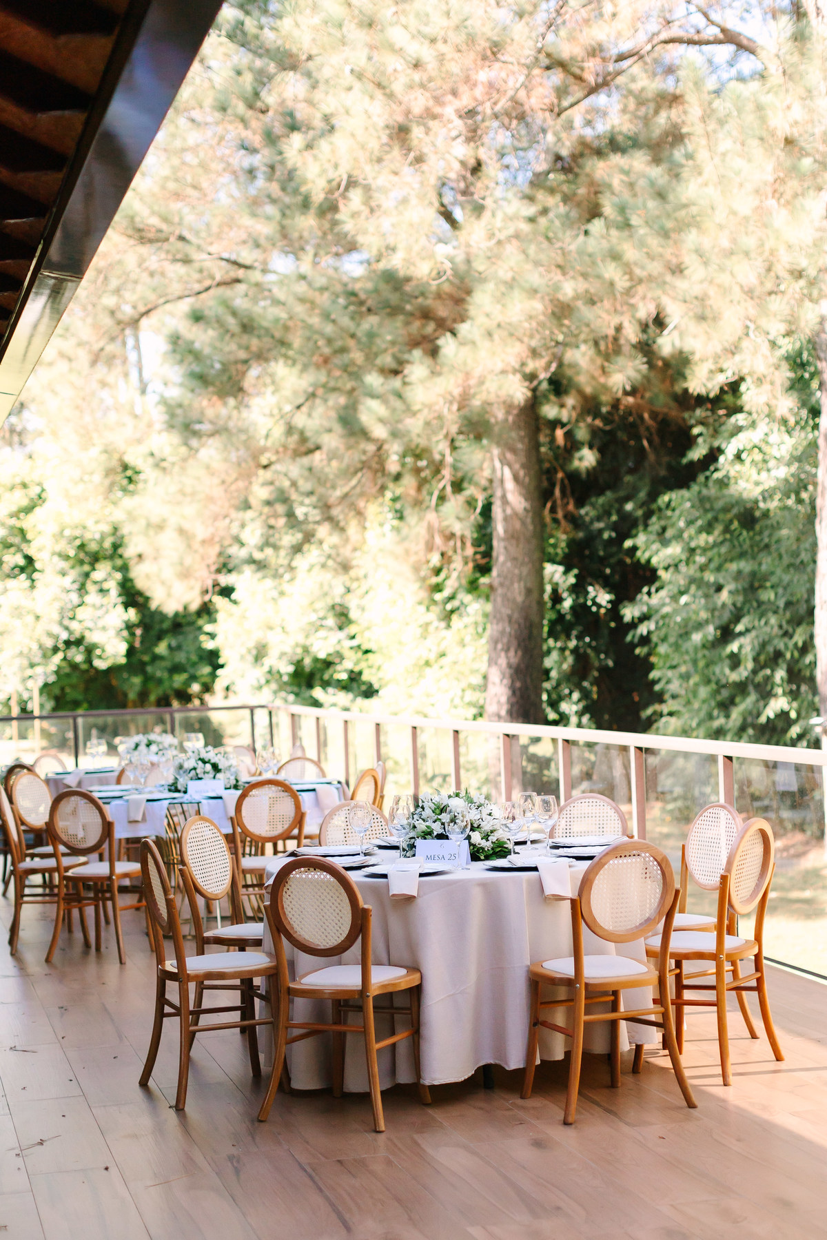 Casamento da Flávia e do Gabriel no Villa Bé, Brasília DF. Vestido Pérola Noivas, decoração Taylla Bastos, penteado Andrezza Penteados e make Letícia Monteiro. Cerimônia ao pôr do sol com atmosfera romântica e elegante.