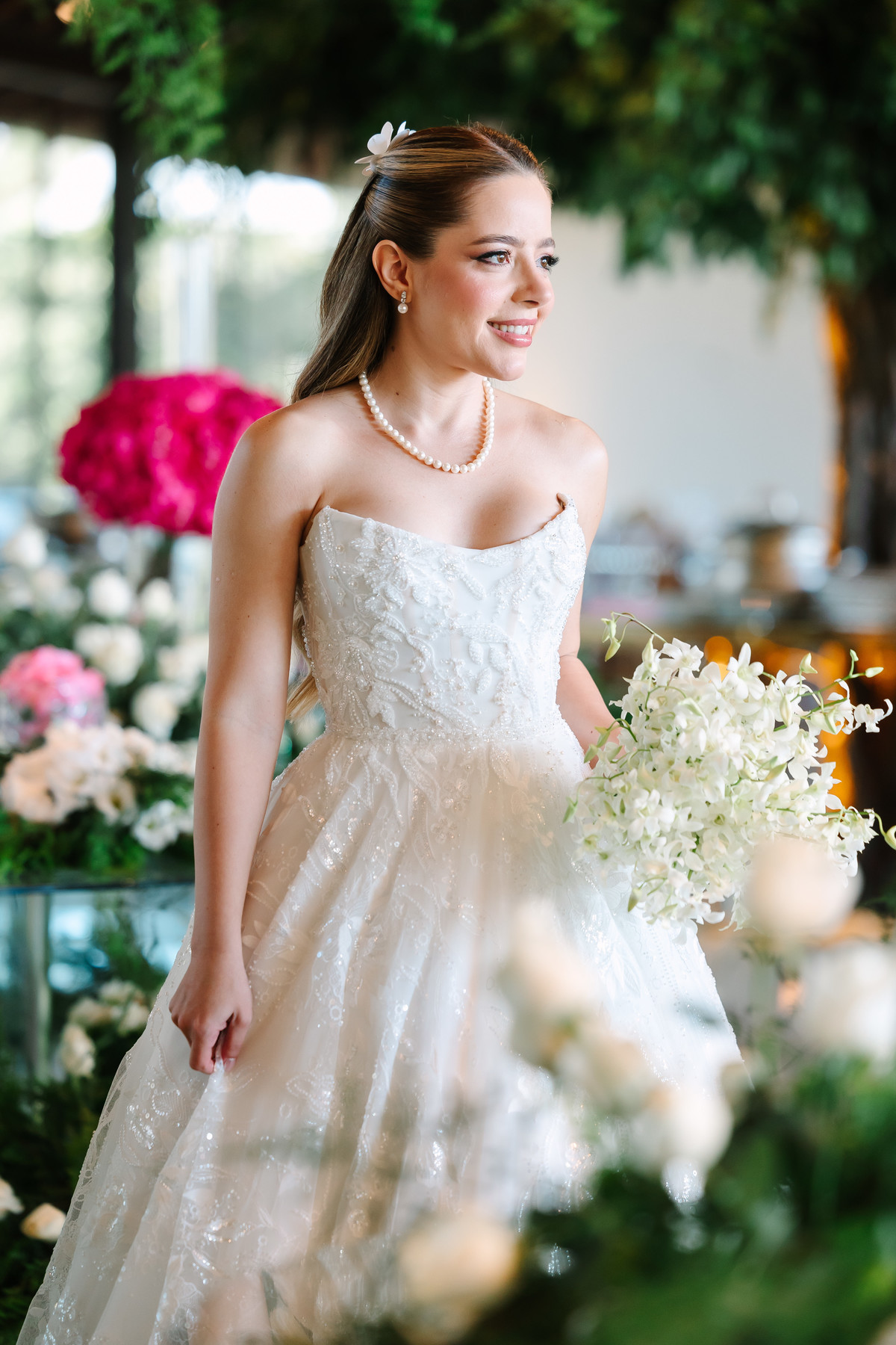 Casamento da Flávia e do Gabriel no Villa Bé, Brasília DF. Vestido Pérola Noivas, decoração Taylla Bastos, penteado Andrezza Penteados e make Letícia Monteiro. Cerimônia ao pôr do sol com atmosfera romântica e elegante.