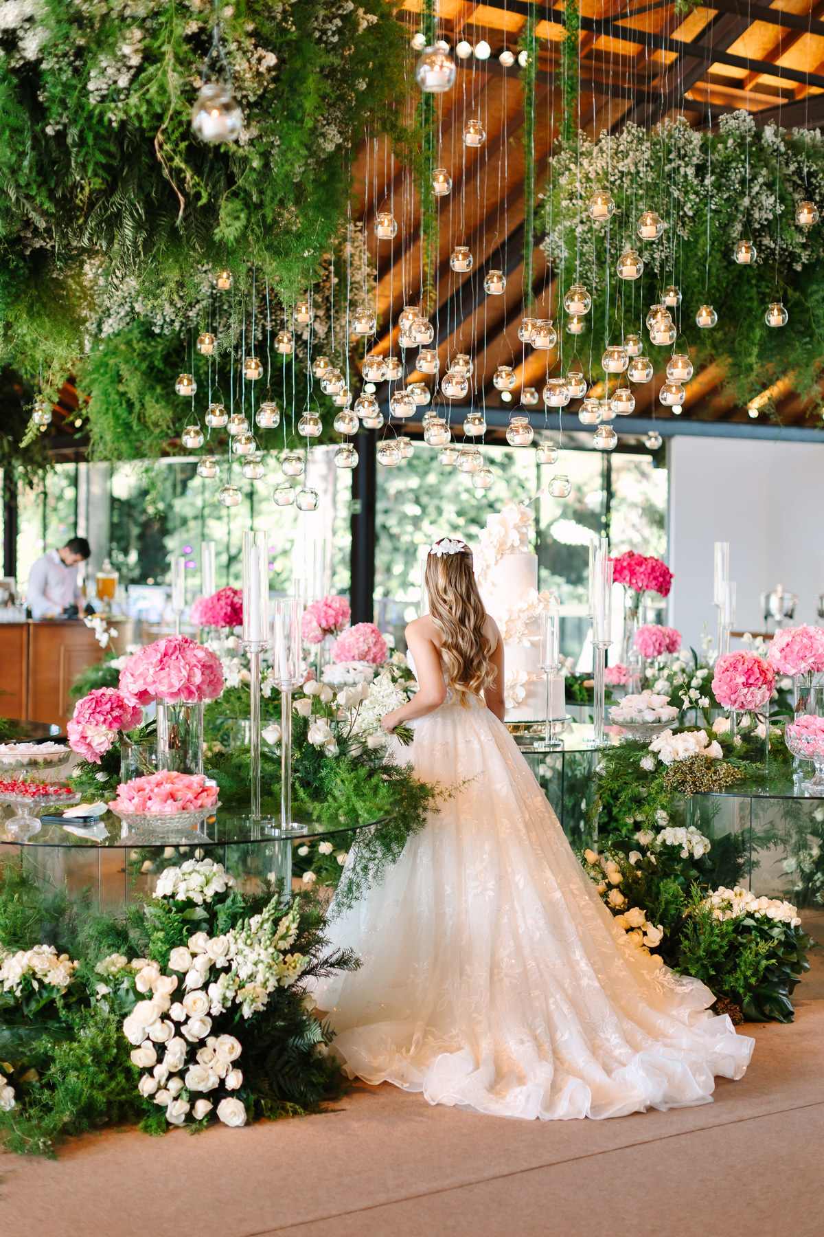 Casamento da Flávia e do Gabriel no Villa Bé, Brasília DF. Vestido Pérola Noivas, decoração Taylla Bastos, penteado Andrezza Penteados e make Letícia Monteiro. Cerimônia ao pôr do sol com atmosfera romântica e elegante.