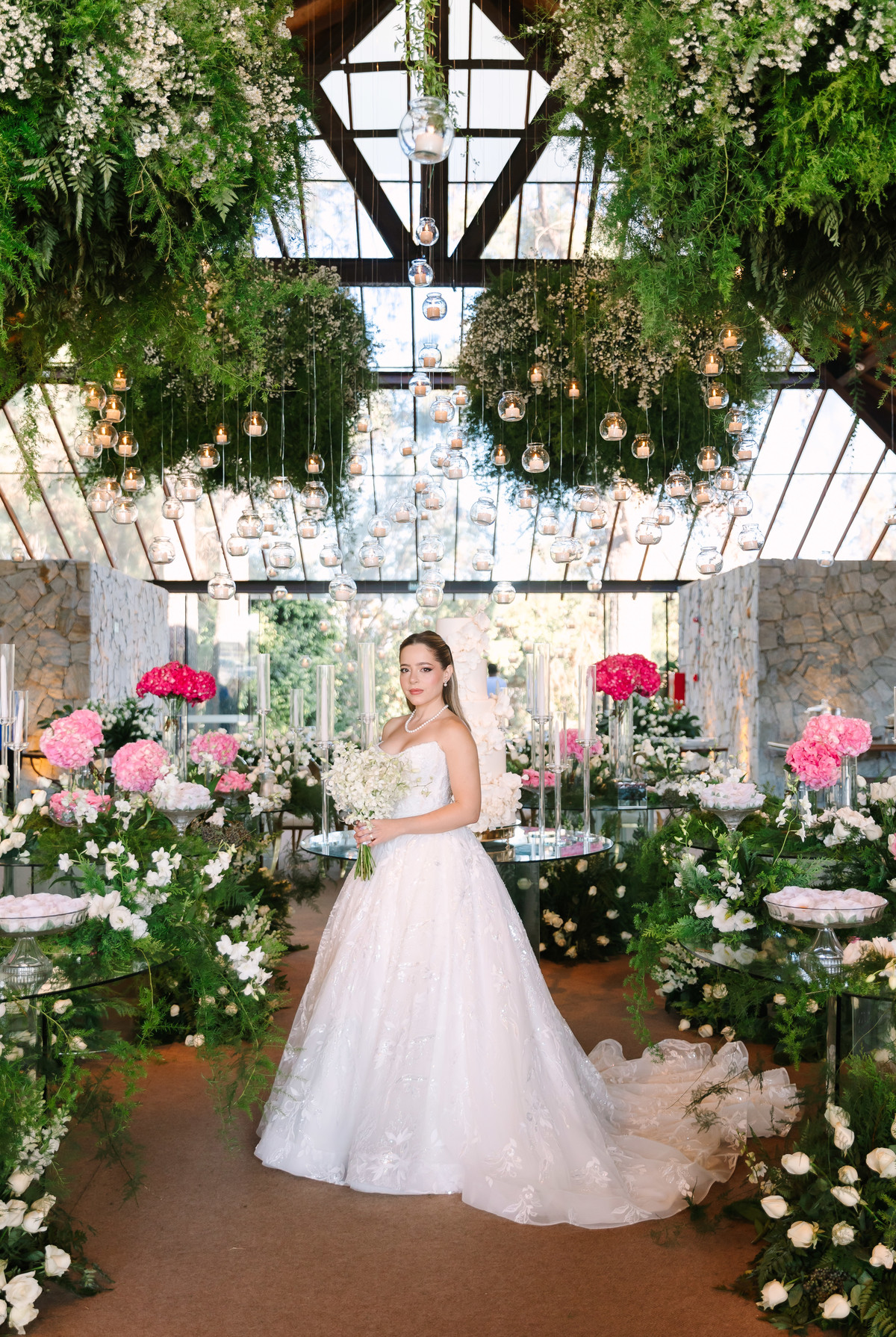 Casamento da Flávia e do Gabriel no Villa Bé, Brasília DF. Vestido Pérola Noivas, decoração Taylla Bastos, penteado Andrezza Penteados e make Letícia Monteiro. Cerimônia ao pôr do sol com atmosfera romântica e elegante.