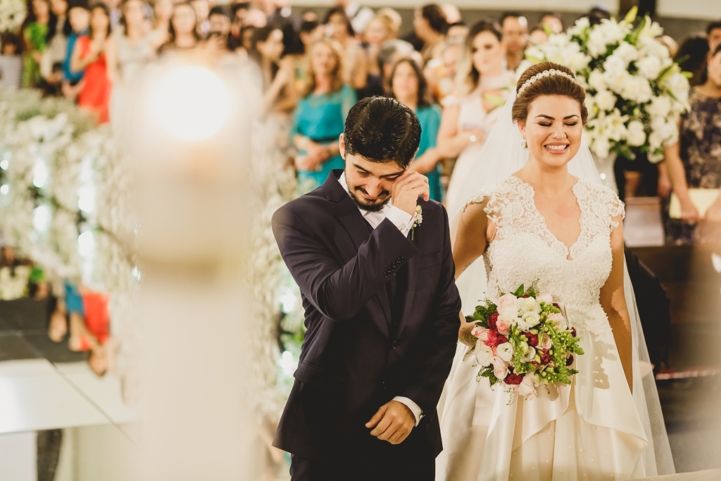 
Casal de noivos na cerimônia na Paroquia Nossa Senhora da Saúde em fotografia profissional de casamento Brasília Df pelo fotógrafo Philipe Nogueira