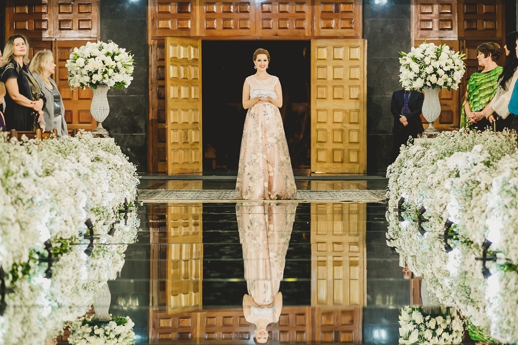 Noivos na cerimônia na Paroquia Nossa Senhora da Saúde em fotografia profissional de casamento Brasília Df pelo fotógrafo Philipe Nogueira