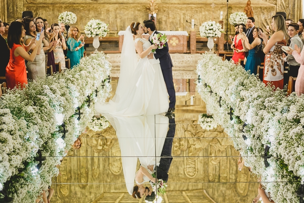 Noivos na cerimônia na Paroquia Nossa Senhora da Saúde em fotografia profissional de casamento Brasília Df pelo fotógrafo Philipe Nogueira
