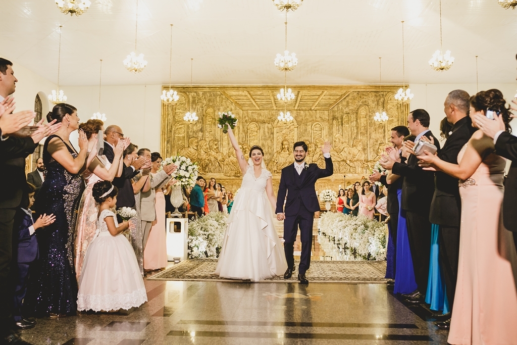 Noivos na cerimônia na Paroquia Nossa Senhora da Saúde em fotografia profissional de casamento Brasília Df pelo fotógrafo Philipe Nogueira