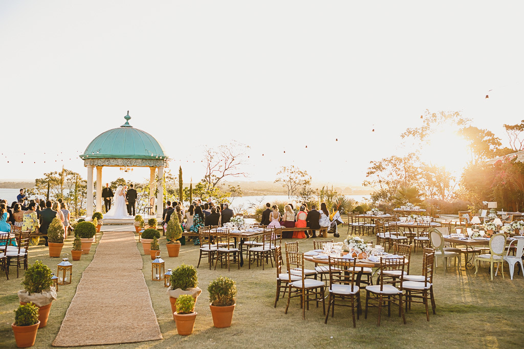 Casal de noivos na cerimônia na Villa Giardini em fotografia profissional de casamento Brasília Df pelo fotógrafo Philipe Nogueira