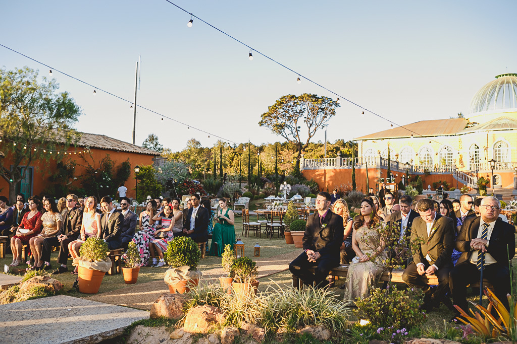 Convidados na cerimônia na Villa Giardini em fotografia profissional de casamento Brasília Df pelo fotógrafo Philipe Nogueira