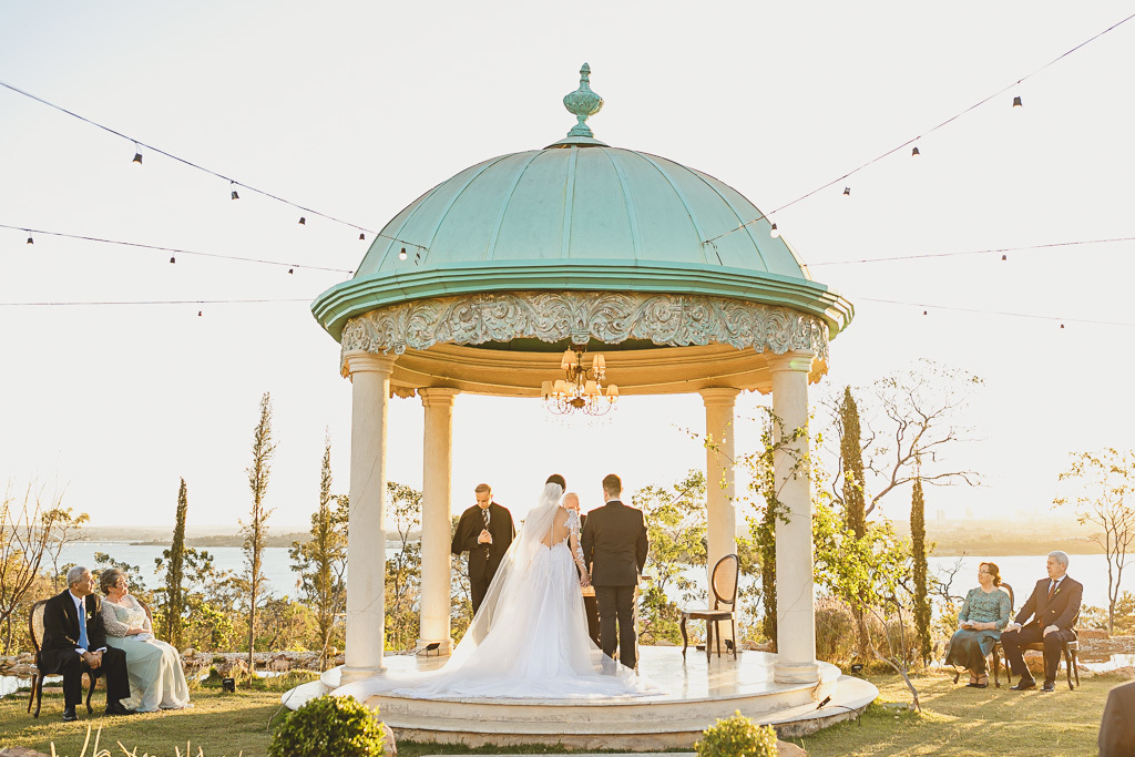 Casal de noivos na cerimônia na Villa Giardini em fotografia profissional de casamento Brasília Df pelo fotógrafo Philipe Nogueira