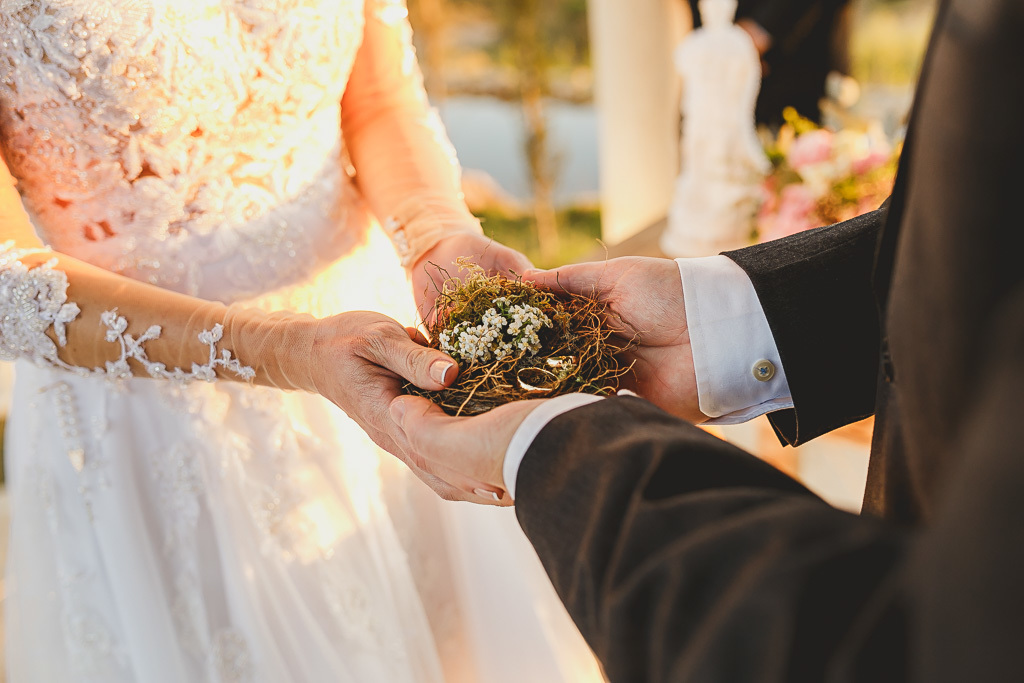 Troca das alianças pelo Casal de noivos na cerimônia na Villa Giardini em fotografia profissional de casamento Brasília Df pelo fotógrafo Philipe Nogueira